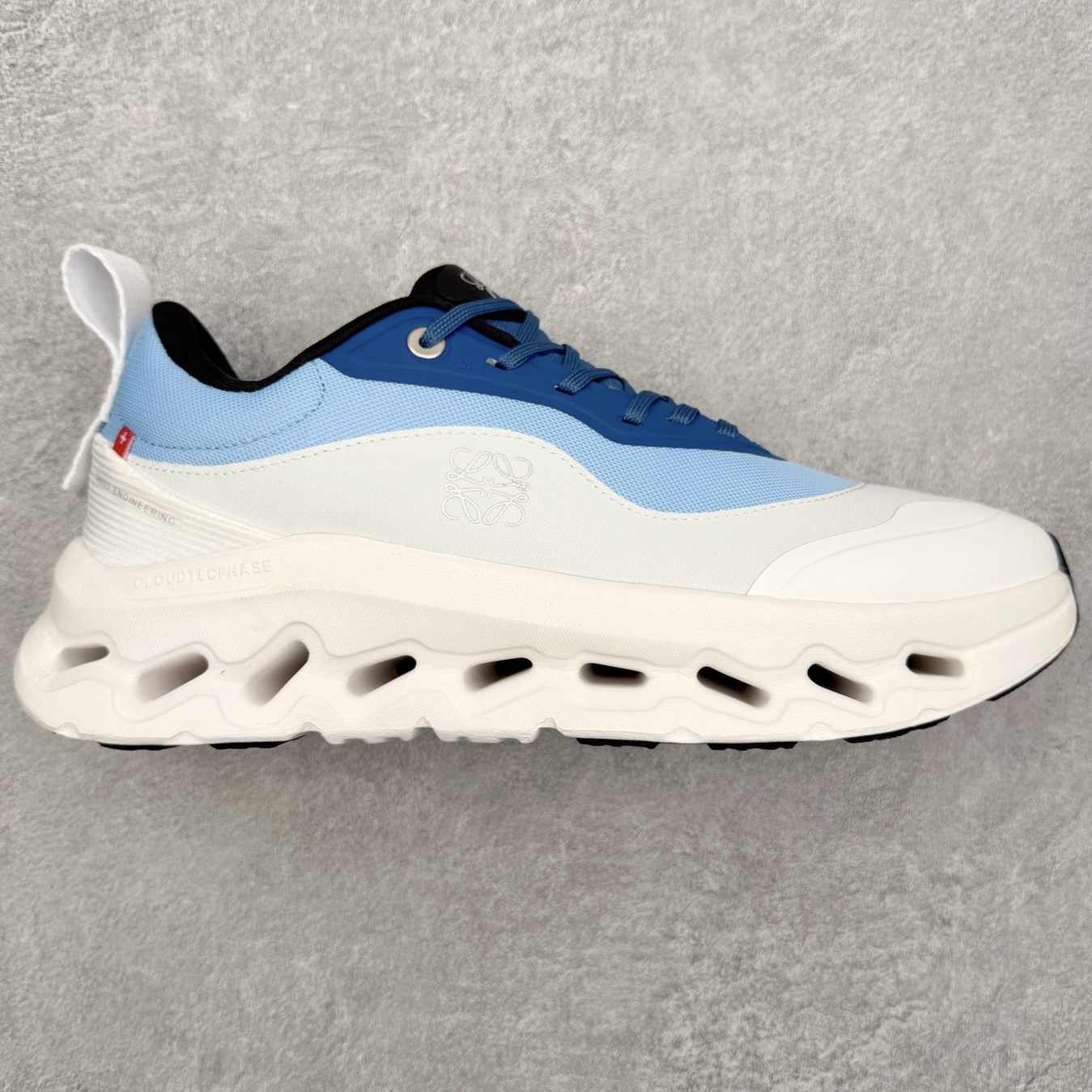 ＃福利特价 LOEWE x On Cloudtilt 2.0 昂跑罗意威联名 圆头系带生活休闲鞋 此运动品牌 开创于2010年 缓震着陆、强效回弹、轻柔质感的设计构思始终是ON研制关键 与此同时基于“为全球提供革新性的跑步感受”信念 陆续推出了多款跑鞋及其以专业运动人体跑步工程学为设计关键的功能性跑步服饰设备 让跑者不费力气地畅快畅跑 尺码：36 36.5 37.5 38 38.5 39 40 40.5 41 42 42.5 43 44 44.5 45-选品中心