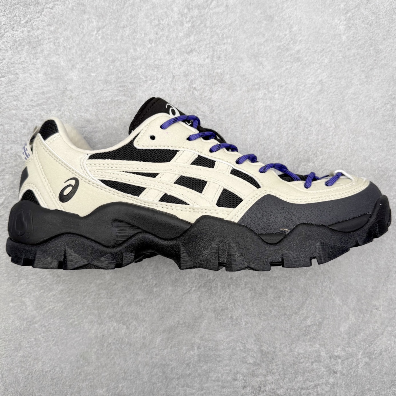 Asics Gel-PICKAX 亚瑟士运动休闲透气专业跑鞋 鞋面采用反绒皮与网布拼接 透气舒适兼具休闲时尚 结合简明的配色 展现品牌的传承 及引领复古流行的主题 虎爪造型的LOGO 鞋身稳定包裹系统 支撑鞋身 经典宽大鞋型配备防偏移设计 提升包裹性 穿着舒适 鞋面透气孔设计 提供透气性 尺码：36 37 37.5 38 39 39.5 40 40.5 41.5 42 42.5 43.5 44 45-选品中心