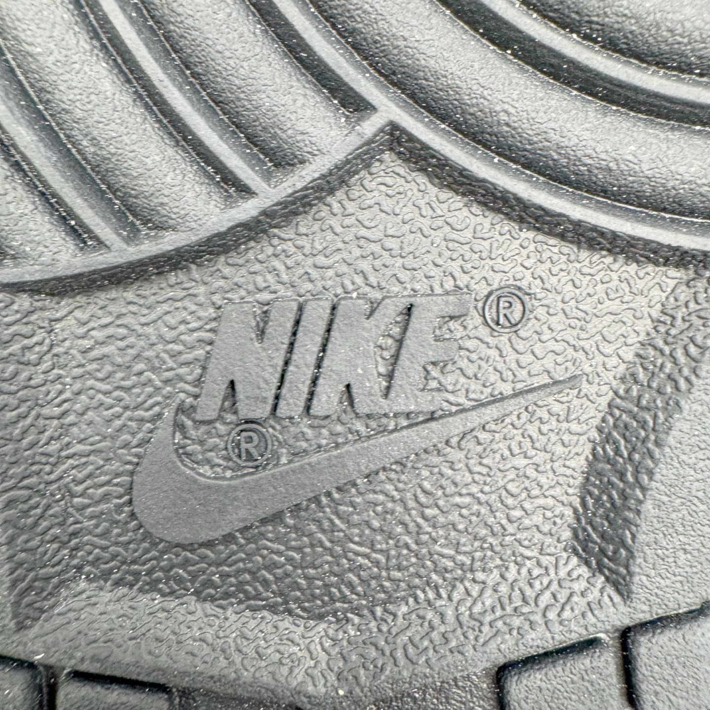 图片[20]-＃YC纯原 NK Dunk Low 墨染霓裳 BP1120-059 当水墨邂逅锦缎，鞋面黑白交织，如墨色在素净织物上自然晕染，不张扬却深藏雅致；侧翼一抹粉色调Swoosh，恰似霓裳衣袂间掠过的霞光，温柔点亮整体，让经典设计焕发灵动生机。后跟精致签名铭刻专属态度：低调中见层次，柔美中带力量，踏出的是个性，亦是当代少女的自信光芒。定制系列天花板 无原鞋不开发 全系列得物原鞋一比一校对开发 配色持续更新中 终端对接 优势输出 全套原厂楦头原纸板数据档案倾力打造 原汁原味莞产 极致还原 圈内最强针车工艺 高端零售指定版 广东原厂配套原盒原标 鞋盒分三个尺码段 原厂冲刀 超高清洁度 全鞋零毛边皮料切割 采用原厂百宏鞋带以及原厂百宏织唛舌标 内标可供原厂几率过验 进口原装条纹中底布 四线拉帮白色点胶 原厂拉帮手法遵循公司 原厂电绣 极致还原 尺码：36 36.5 37.5 38 38.5 39 40 40.5 41 42 42.5 43 44 44.5 45 46-选品中心