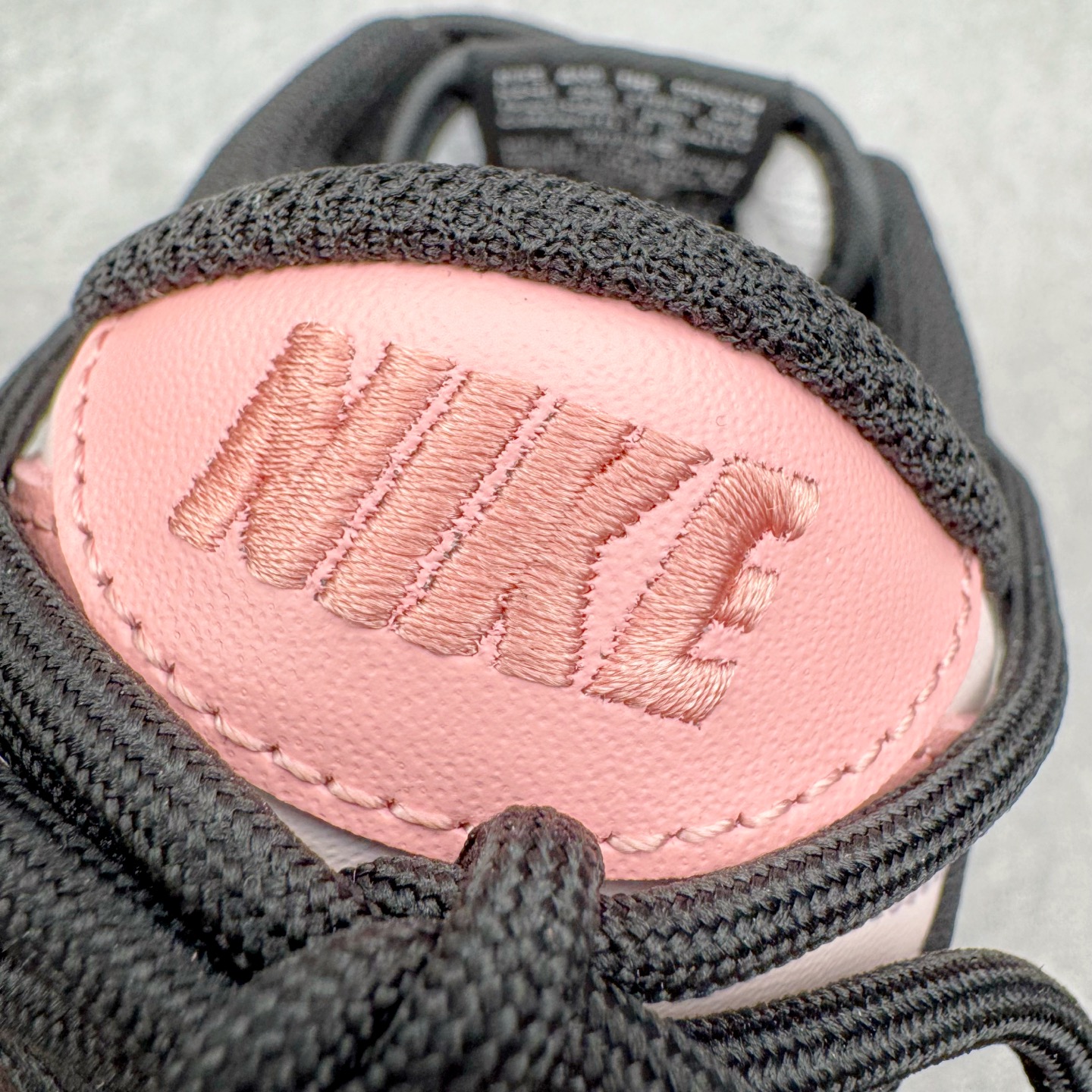 图片[16]-＃YC纯原 NK Dunk Low 墨染霓裳 BP1120-059 当水墨邂逅锦缎，鞋面黑白交织，如墨色在素净织物上自然晕染，不张扬却深藏雅致；侧翼一抹粉色调Swoosh，恰似霓裳衣袂间掠过的霞光，温柔点亮整体，让经典设计焕发灵动生机。后跟精致签名铭刻专属态度：低调中见层次，柔美中带力量，踏出的是个性，亦是当代少女的自信光芒。定制系列天花板 无原鞋不开发 全系列得物原鞋一比一校对开发 配色持续更新中 终端对接 优势输出 全套原厂楦头原纸板数据档案倾力打造 原汁原味莞产 极致还原 圈内最强针车工艺 高端零售指定版 广东原厂配套原盒原标 鞋盒分三个尺码段 原厂冲刀 超高清洁度 全鞋零毛边皮料切割 采用原厂百宏鞋带以及原厂百宏织唛舌标 内标可供原厂几率过验 进口原装条纹中底布 四线拉帮白色点胶 原厂拉帮手法遵循公司 原厂电绣 极致还原 尺码：36 36.5 37.5 38 38.5 39 40 40.5 41 42 42.5 43 44 44.5 45 46-选品中心