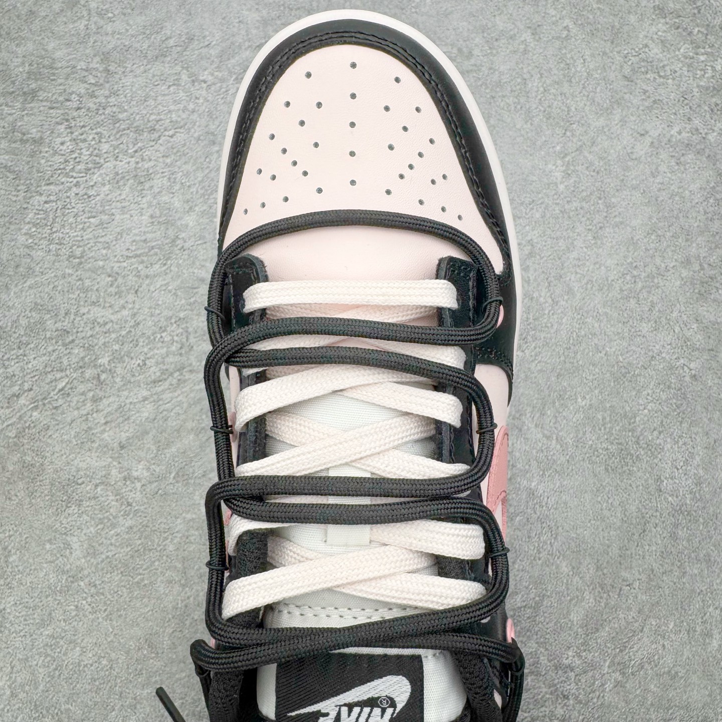 图片[4]-＃YC纯原 NK Dunk Low 墨染霓裳 BP1120-059 当水墨邂逅锦缎，鞋面黑白交织，如墨色在素净织物上自然晕染，不张扬却深藏雅致；侧翼一抹粉色调Swoosh，恰似霓裳衣袂间掠过的霞光，温柔点亮整体，让经典设计焕发灵动生机。后跟精致签名铭刻专属态度：低调中见层次，柔美中带力量，踏出的是个性，亦是当代少女的自信光芒。定制系列天花板 无原鞋不开发 全系列得物原鞋一比一校对开发 配色持续更新中 终端对接 优势输出 全套原厂楦头原纸板数据档案倾力打造 原汁原味莞产 极致还原 圈内最强针车工艺 高端零售指定版 广东原厂配套原盒原标 鞋盒分三个尺码段 原厂冲刀 超高清洁度 全鞋零毛边皮料切割 采用原厂百宏鞋带以及原厂百宏织唛舌标 内标可供原厂几率过验 进口原装条纹中底布 四线拉帮白色点胶 原厂拉帮手法遵循公司 原厂电绣 极致还原 尺码：36 36.5 37.5 38 38.5 39 40 40.5 41 42 42.5 43 44 44.5 45 46-选品中心