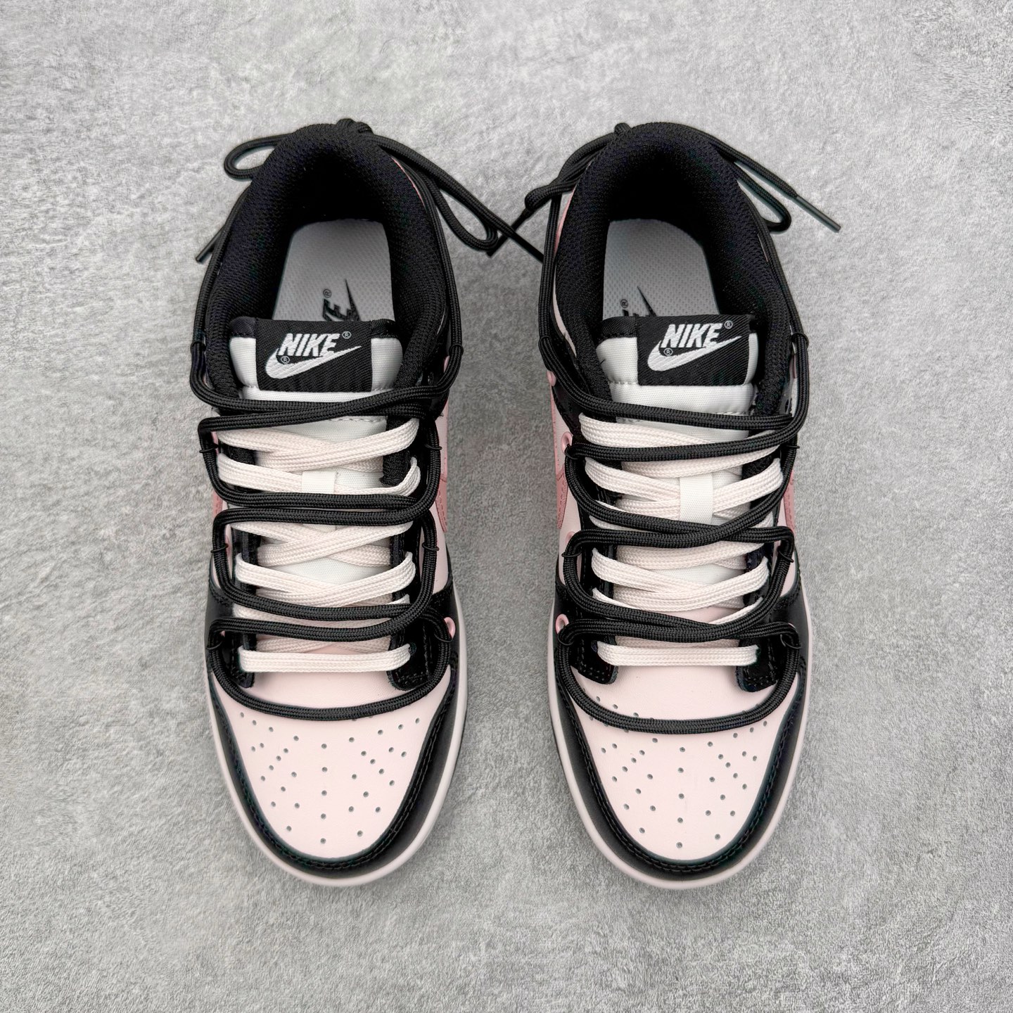 图片[2]-＃YC纯原 NK Dunk Low 墨染霓裳 BP1120-059 当水墨邂逅锦缎，鞋面黑白交织，如墨色在素净织物上自然晕染，不张扬却深藏雅致；侧翼一抹粉色调Swoosh，恰似霓裳衣袂间掠过的霞光，温柔点亮整体，让经典设计焕发灵动生机。后跟精致签名铭刻专属态度：低调中见层次，柔美中带力量，踏出的是个性，亦是当代少女的自信光芒。定制系列天花板 无原鞋不开发 全系列得物原鞋一比一校对开发 配色持续更新中 终端对接 优势输出 全套原厂楦头原纸板数据档案倾力打造 原汁原味莞产 极致还原 圈内最强针车工艺 高端零售指定版 广东原厂配套原盒原标 鞋盒分三个尺码段 原厂冲刀 超高清洁度 全鞋零毛边皮料切割 采用原厂百宏鞋带以及原厂百宏织唛舌标 内标可供原厂几率过验 进口原装条纹中底布 四线拉帮白色点胶 原厂拉帮手法遵循公司 原厂电绣 极致还原 尺码：36 36.5 37.5 38 38.5 39 40 40.5 41 42 42.5 43 44 44.5 45 46-选品中心