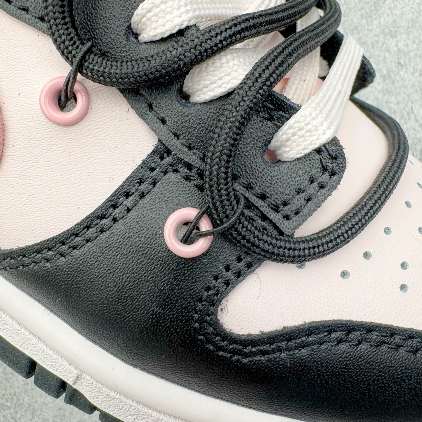 图片[19]-＃YC纯原 NK Dunk Low 墨染霓裳 BP1120-059 当水墨邂逅锦缎，鞋面黑白交织，如墨色在素净织物上自然晕染，不张扬却深藏雅致；侧翼一抹粉色调Swoosh，恰似霓裳衣袂间掠过的霞光，温柔点亮整体，让经典设计焕发灵动生机。后跟精致签名铭刻专属态度：低调中见层次，柔美中带力量，踏出的是个性，亦是当代少女的自信光芒。定制系列天花板 无原鞋不开发 全系列得物原鞋一比一校对开发 配色持续更新中 终端对接 优势输出 全套原厂楦头原纸板数据档案倾力打造 原汁原味莞产 极致还原 圈内最强针车工艺 高端零售指定版 广东原厂配套原盒原标 鞋盒分三个尺码段 原厂冲刀 超高清洁度 全鞋零毛边皮料切割 采用原厂百宏鞋带以及原厂百宏织唛舌标 内标可供原厂几率过验 进口原装条纹中底布 四线拉帮白色点胶 原厂拉帮手法遵循公司 原厂电绣 极致还原 尺码：36 36.5 37.5 38 38.5 39 40 40.5 41 42 42.5 43 44 44.5 45 46-选品中心