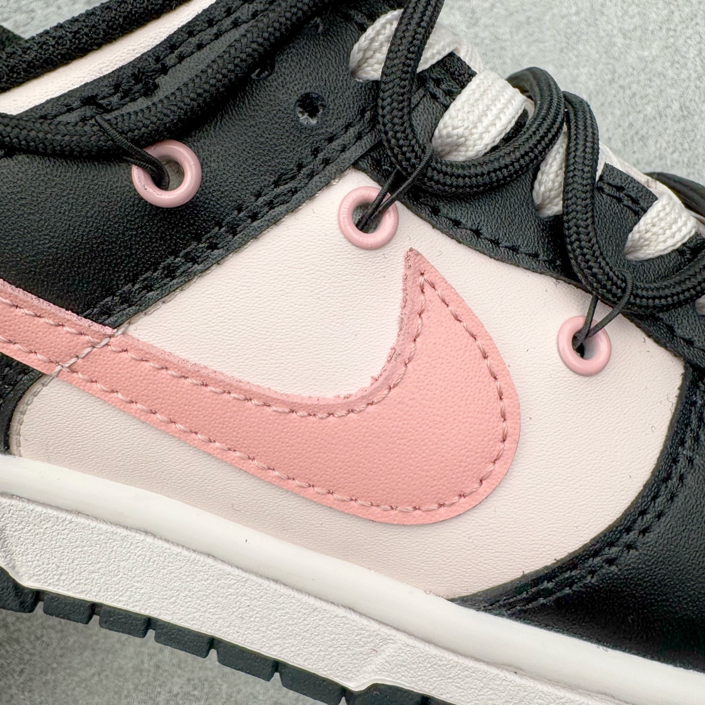 图片[18]-＃YC纯原 NK Dunk Low 墨染霓裳 BP1120-059 当水墨邂逅锦缎，鞋面黑白交织，如墨色在素净织物上自然晕染，不张扬却深藏雅致；侧翼一抹粉色调Swoosh，恰似霓裳衣袂间掠过的霞光，温柔点亮整体，让经典设计焕发灵动生机。后跟精致签名铭刻专属态度：低调中见层次，柔美中带力量，踏出的是个性，亦是当代少女的自信光芒。定制系列天花板 无原鞋不开发 全系列得物原鞋一比一校对开发 配色持续更新中 终端对接 优势输出 全套原厂楦头原纸板数据档案倾力打造 原汁原味莞产 极致还原 圈内最强针车工艺 高端零售指定版 广东原厂配套原盒原标 鞋盒分三个尺码段 原厂冲刀 超高清洁度 全鞋零毛边皮料切割 采用原厂百宏鞋带以及原厂百宏织唛舌标 内标可供原厂几率过验 进口原装条纹中底布 四线拉帮白色点胶 原厂拉帮手法遵循公司 原厂电绣 极致还原 尺码：36 36.5 37.5 38 38.5 39 40 40.5 41 42 42.5 43 44 44.5 45 46-选品中心