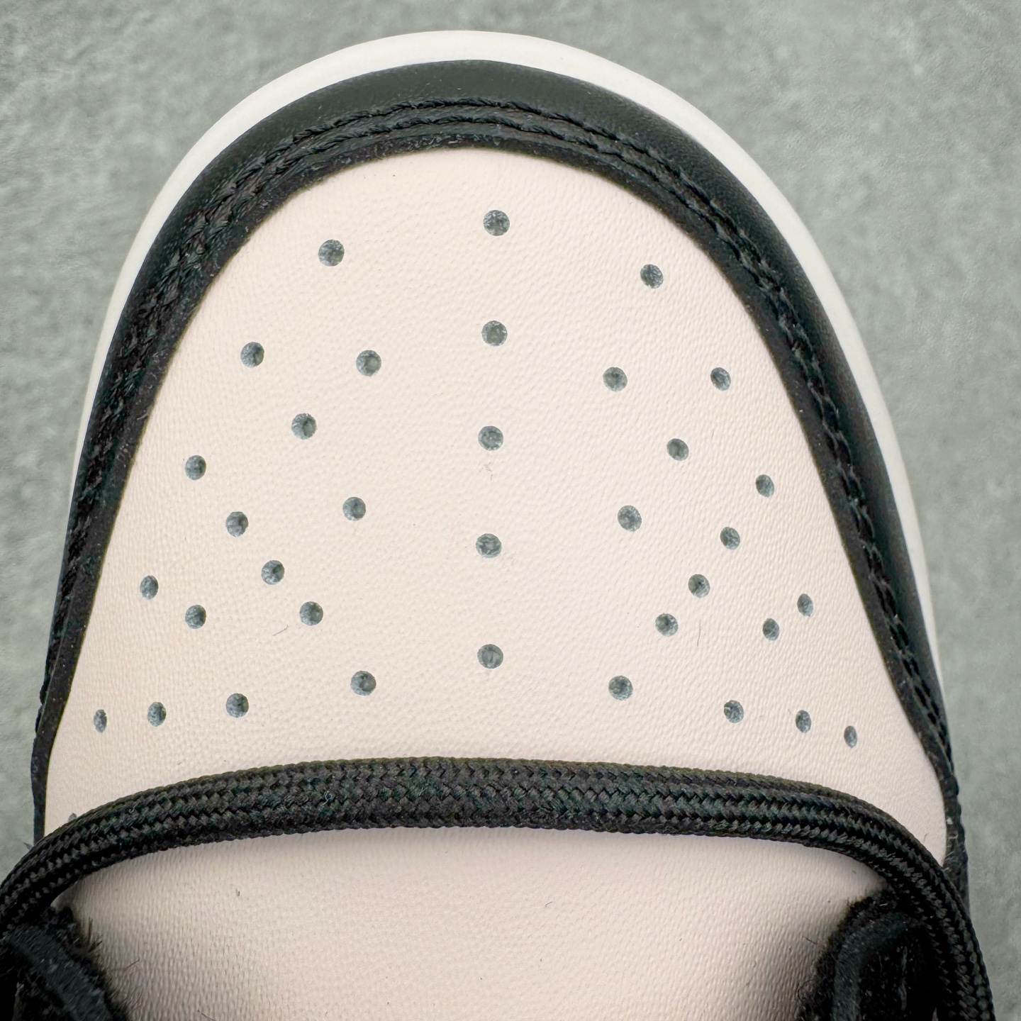 图片[15]-＃YC纯原 NK Dunk Low 墨染霓裳 BP1120-059 当水墨邂逅锦缎，鞋面黑白交织，如墨色在素净织物上自然晕染，不张扬却深藏雅致；侧翼一抹粉色调Swoosh，恰似霓裳衣袂间掠过的霞光，温柔点亮整体，让经典设计焕发灵动生机。后跟精致签名铭刻专属态度：低调中见层次，柔美中带力量，踏出的是个性，亦是当代少女的自信光芒。定制系列天花板 无原鞋不开发 全系列得物原鞋一比一校对开发 配色持续更新中 终端对接 优势输出 全套原厂楦头原纸板数据档案倾力打造 原汁原味莞产 极致还原 圈内最强针车工艺 高端零售指定版 广东原厂配套原盒原标 鞋盒分三个尺码段 原厂冲刀 超高清洁度 全鞋零毛边皮料切割 采用原厂百宏鞋带以及原厂百宏织唛舌标 内标可供原厂几率过验 进口原装条纹中底布 四线拉帮白色点胶 原厂拉帮手法遵循公司 原厂电绣 极致还原 尺码：36 36.5 37.5 38 38.5 39 40 40.5 41 42 42.5 43 44 44.5 45 46-选品中心