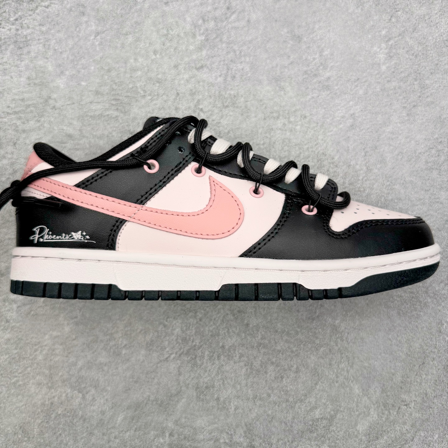 ＃YC纯原 NK Dunk Low 墨染霓裳 BP1120-059 当水墨邂逅锦缎，鞋面黑白交织，如墨色在素净织物上自然晕染，不张扬却深藏雅致；侧翼一抹粉色调Swoosh，恰似霓裳衣袂间掠过的霞光，温柔点亮整体，让经典设计焕发灵动生机。后跟精致签名铭刻专属态度：低调中见层次，柔美中带力量，踏出的是个性，亦是当代少女的自信光芒。定制系列天花板 无原鞋不开发 全系列得物原鞋一比一校对开发 配色持续更新中 终端对接 优势输出 全套原厂楦头原纸板数据档案倾力打造 原汁原味莞产 极致还原 圈内最强针车工艺 高端零售指定版 广东原厂配套原盒原标 鞋盒分三个尺码段 原厂冲刀 超高清洁度 全鞋零毛边皮料切割 采用原厂百宏鞋带以及原厂百宏织唛舌标 内标可供原厂几率过验 进口原装条纹中底布 四线拉帮白色点胶 原厂拉帮手法遵循公司 原厂电绣 极致还原 尺码：36 36.5 37.5 38 38.5 39 40 40.5 41 42 42.5 43 44 44.5 45 46-选品中心