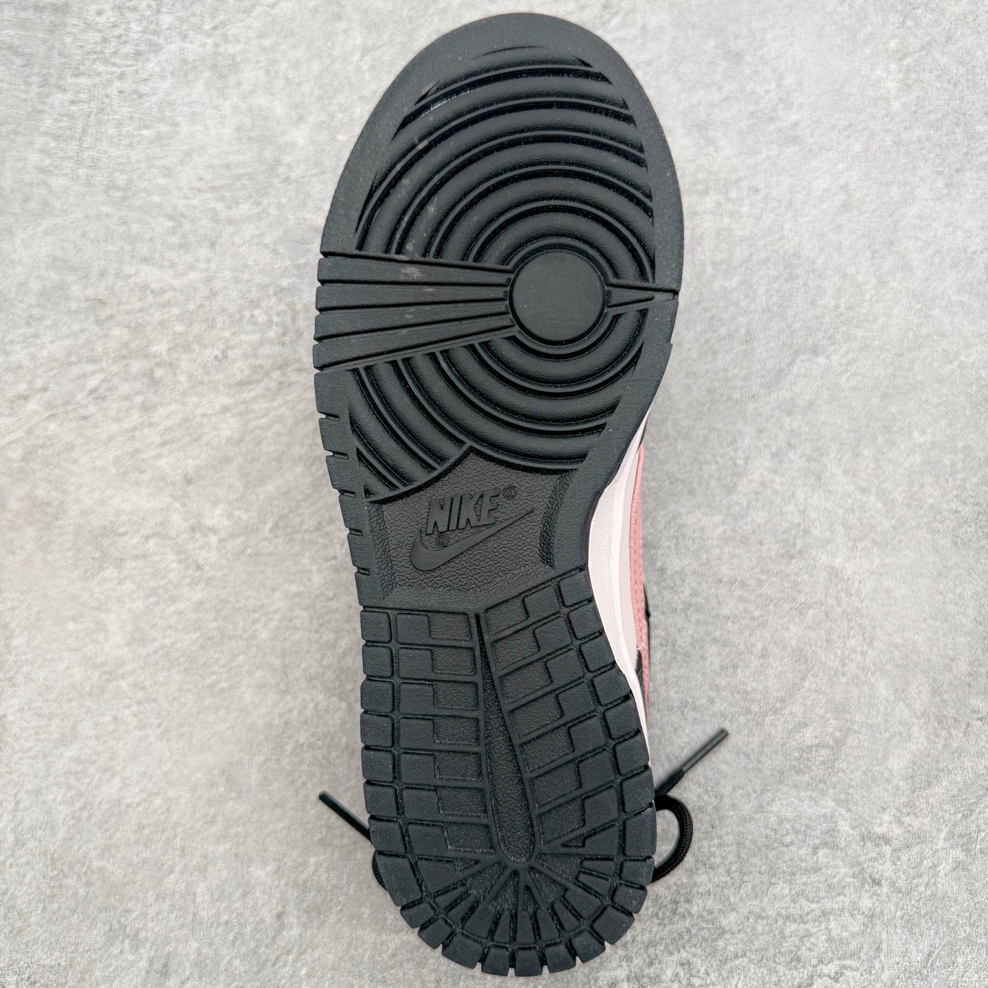 图片[9]-＃YC纯原 NK Dunk Low 墨染霓裳 BP1120-059 当水墨邂逅锦缎，鞋面黑白交织，如墨色在素净织物上自然晕染，不张扬却深藏雅致；侧翼一抹粉色调Swoosh，恰似霓裳衣袂间掠过的霞光，温柔点亮整体，让经典设计焕发灵动生机。后跟精致签名铭刻专属态度：低调中见层次，柔美中带力量，踏出的是个性，亦是当代少女的自信光芒。定制系列天花板 无原鞋不开发 全系列得物原鞋一比一校对开发 配色持续更新中 终端对接 优势输出 全套原厂楦头原纸板数据档案倾力打造 原汁原味莞产 极致还原 圈内最强针车工艺 高端零售指定版 广东原厂配套原盒原标 鞋盒分三个尺码段 原厂冲刀 超高清洁度 全鞋零毛边皮料切割 采用原厂百宏鞋带以及原厂百宏织唛舌标 内标可供原厂几率过验 进口原装条纹中底布 四线拉帮白色点胶 原厂拉帮手法遵循公司 原厂电绣 极致还原 尺码：36 36.5 37.5 38 38.5 39 40 40.5 41 42 42.5 43 44 44.5 45 46-选品中心