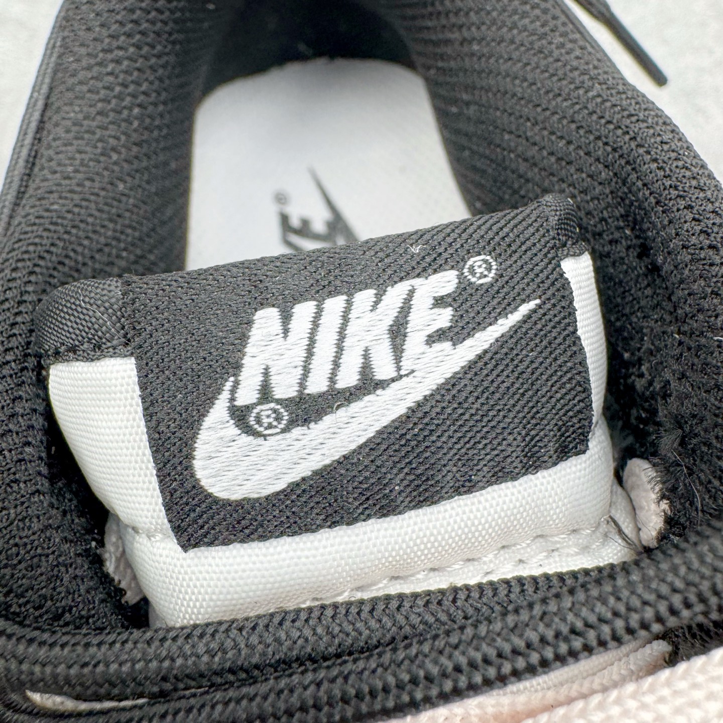 图片[14]-＃YC纯原 NK Dunk Low 墨染霓裳 BP1120-059 当水墨邂逅锦缎，鞋面黑白交织，如墨色在素净织物上自然晕染，不张扬却深藏雅致；侧翼一抹粉色调Swoosh，恰似霓裳衣袂间掠过的霞光，温柔点亮整体，让经典设计焕发灵动生机。后跟精致签名铭刻专属态度：低调中见层次，柔美中带力量，踏出的是个性，亦是当代少女的自信光芒。定制系列天花板 无原鞋不开发 全系列得物原鞋一比一校对开发 配色持续更新中 终端对接 优势输出 全套原厂楦头原纸板数据档案倾力打造 原汁原味莞产 极致还原 圈内最强针车工艺 高端零售指定版 广东原厂配套原盒原标 鞋盒分三个尺码段 原厂冲刀 超高清洁度 全鞋零毛边皮料切割 采用原厂百宏鞋带以及原厂百宏织唛舌标 内标可供原厂几率过验 进口原装条纹中底布 四线拉帮白色点胶 原厂拉帮手法遵循公司 原厂电绣 极致还原 尺码：36 36.5 37.5 38 38.5 39 40 40.5 41 42 42.5 43 44 44.5 45 46-选品中心