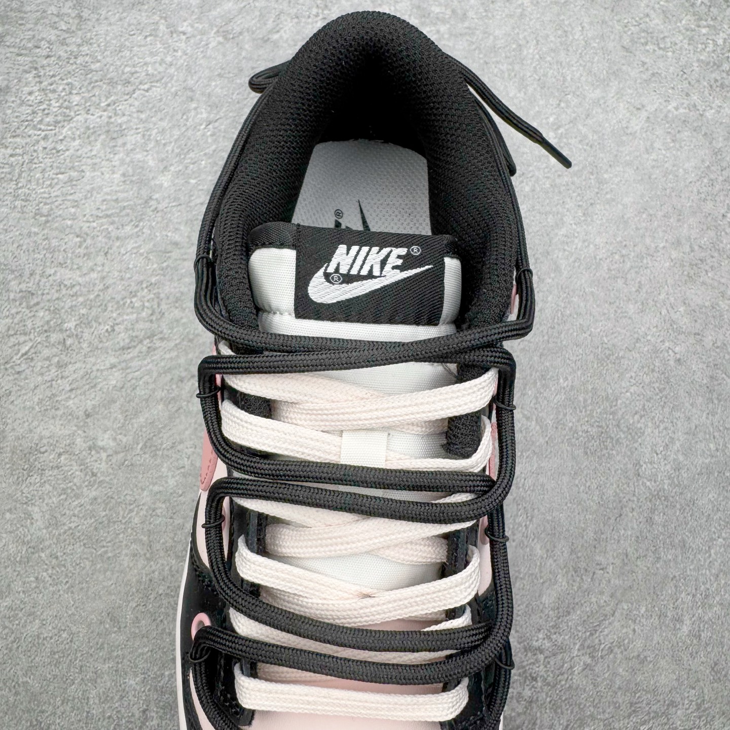 图片[5]-＃YC纯原 NK Dunk Low 墨染霓裳 BP1120-059 当水墨邂逅锦缎，鞋面黑白交织，如墨色在素净织物上自然晕染，不张扬却深藏雅致；侧翼一抹粉色调Swoosh，恰似霓裳衣袂间掠过的霞光，温柔点亮整体，让经典设计焕发灵动生机。后跟精致签名铭刻专属态度：低调中见层次，柔美中带力量，踏出的是个性，亦是当代少女的自信光芒。定制系列天花板 无原鞋不开发 全系列得物原鞋一比一校对开发 配色持续更新中 终端对接 优势输出 全套原厂楦头原纸板数据档案倾力打造 原汁原味莞产 极致还原 圈内最强针车工艺 高端零售指定版 广东原厂配套原盒原标 鞋盒分三个尺码段 原厂冲刀 超高清洁度 全鞋零毛边皮料切割 采用原厂百宏鞋带以及原厂百宏织唛舌标 内标可供原厂几率过验 进口原装条纹中底布 四线拉帮白色点胶 原厂拉帮手法遵循公司 原厂电绣 极致还原 尺码：36 36.5 37.5 38 38.5 39 40 40.5 41 42 42.5 43 44 44.5 45 46-选品中心