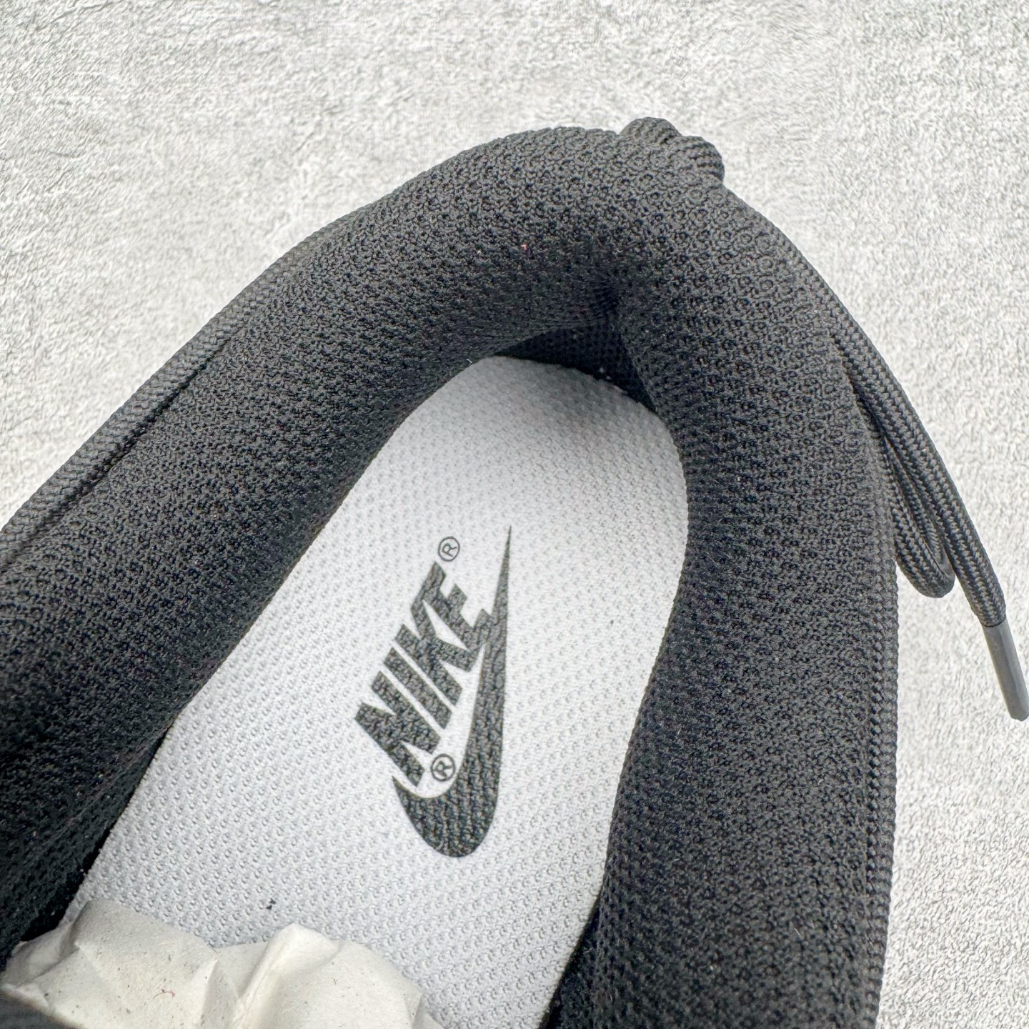 图片[13]-＃YC纯原 NK Dunk Low 墨染霓裳 BP1120-059 当水墨邂逅锦缎，鞋面黑白交织，如墨色在素净织物上自然晕染，不张扬却深藏雅致；侧翼一抹粉色调Swoosh，恰似霓裳衣袂间掠过的霞光，温柔点亮整体，让经典设计焕发灵动生机。后跟精致签名铭刻专属态度：低调中见层次，柔美中带力量，踏出的是个性，亦是当代少女的自信光芒。定制系列天花板 无原鞋不开发 全系列得物原鞋一比一校对开发 配色持续更新中 终端对接 优势输出 全套原厂楦头原纸板数据档案倾力打造 原汁原味莞产 极致还原 圈内最强针车工艺 高端零售指定版 广东原厂配套原盒原标 鞋盒分三个尺码段 原厂冲刀 超高清洁度 全鞋零毛边皮料切割 采用原厂百宏鞋带以及原厂百宏织唛舌标 内标可供原厂几率过验 进口原装条纹中底布 四线拉帮白色点胶 原厂拉帮手法遵循公司 原厂电绣 极致还原 尺码：36 36.5 37.5 38 38.5 39 40 40.5 41 42 42.5 43 44 44.5 45 46-选品中心