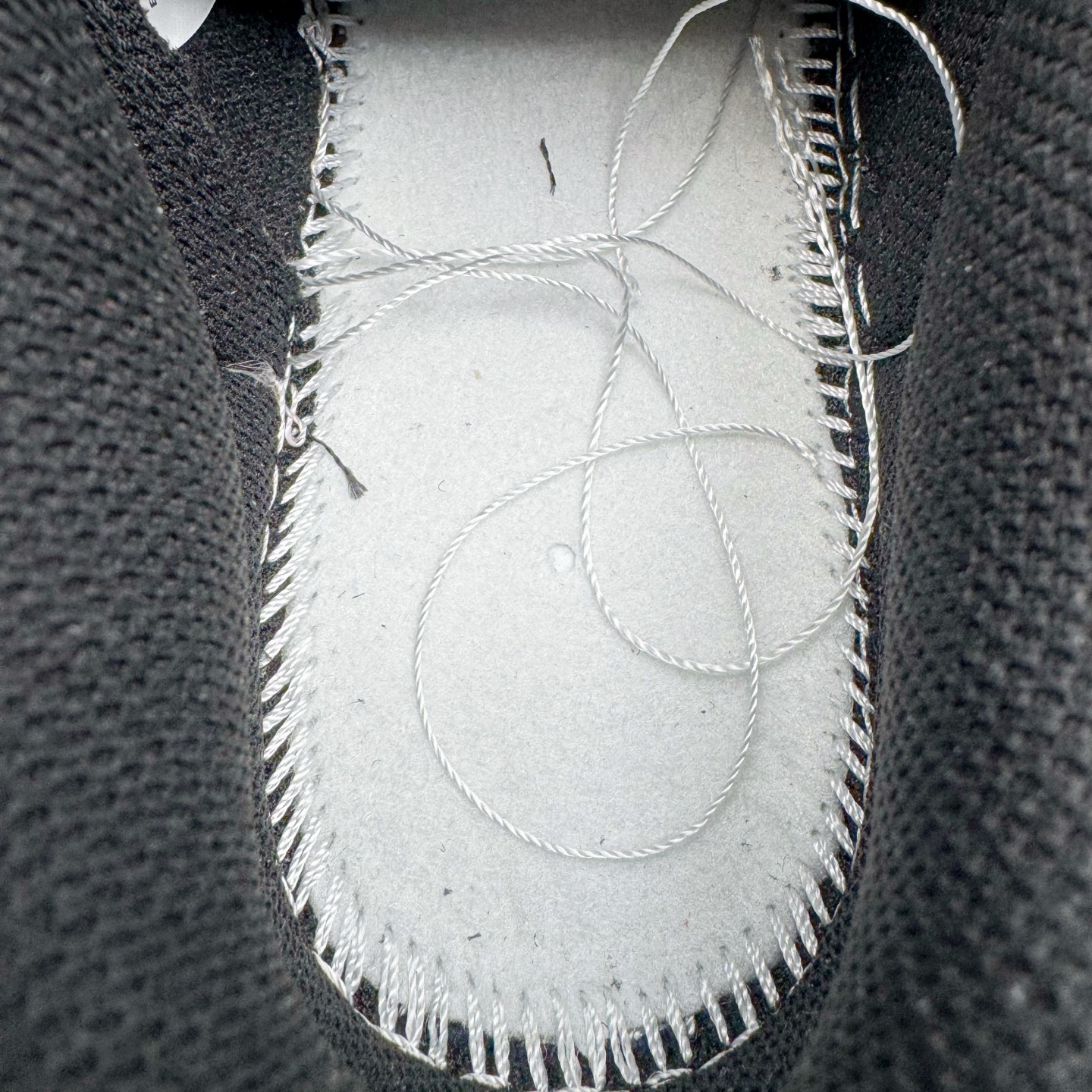 图片[11]-＃YC纯原 NK Dunk Low 墨染霓裳 BP1120-059 当水墨邂逅锦缎，鞋面黑白交织，如墨色在素净织物上自然晕染，不张扬却深藏雅致；侧翼一抹粉色调Swoosh，恰似霓裳衣袂间掠过的霞光，温柔点亮整体，让经典设计焕发灵动生机。后跟精致签名铭刻专属态度：低调中见层次，柔美中带力量，踏出的是个性，亦是当代少女的自信光芒。定制系列天花板 无原鞋不开发 全系列得物原鞋一比一校对开发 配色持续更新中 终端对接 优势输出 全套原厂楦头原纸板数据档案倾力打造 原汁原味莞产 极致还原 圈内最强针车工艺 高端零售指定版 广东原厂配套原盒原标 鞋盒分三个尺码段 原厂冲刀 超高清洁度 全鞋零毛边皮料切割 采用原厂百宏鞋带以及原厂百宏织唛舌标 内标可供原厂几率过验 进口原装条纹中底布 四线拉帮白色点胶 原厂拉帮手法遵循公司 原厂电绣 极致还原 尺码：36 36.5 37.5 38 38.5 39 40 40.5 41 42 42.5 43 44 44.5 45 46-选品中心