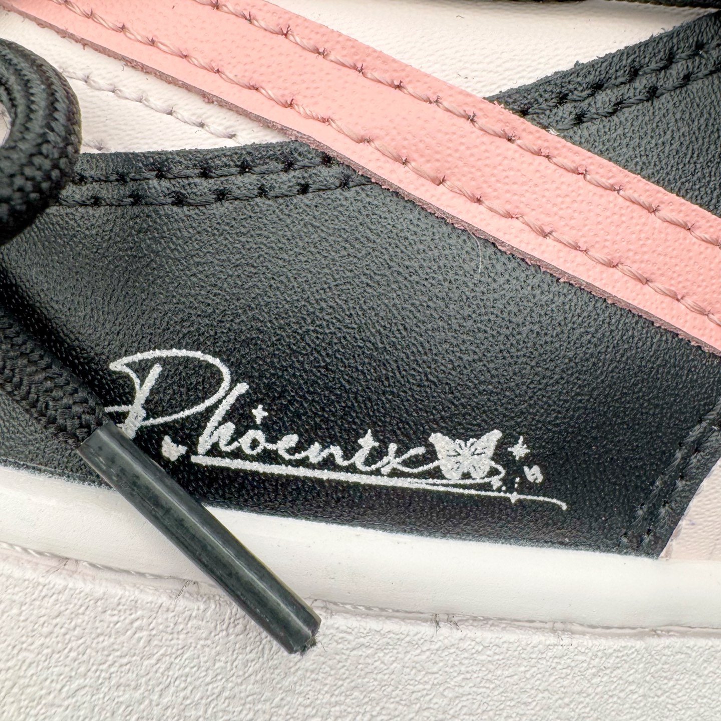 图片[17]-＃YC纯原 NK Dunk Low 墨染霓裳 BP1120-059 当水墨邂逅锦缎，鞋面黑白交织，如墨色在素净织物上自然晕染，不张扬却深藏雅致；侧翼一抹粉色调Swoosh，恰似霓裳衣袂间掠过的霞光，温柔点亮整体，让经典设计焕发灵动生机。后跟精致签名铭刻专属态度：低调中见层次，柔美中带力量，踏出的是个性，亦是当代少女的自信光芒。定制系列天花板 无原鞋不开发 全系列得物原鞋一比一校对开发 配色持续更新中 终端对接 优势输出 全套原厂楦头原纸板数据档案倾力打造 原汁原味莞产 极致还原 圈内最强针车工艺 高端零售指定版 广东原厂配套原盒原标 鞋盒分三个尺码段 原厂冲刀 超高清洁度 全鞋零毛边皮料切割 采用原厂百宏鞋带以及原厂百宏织唛舌标 内标可供原厂几率过验 进口原装条纹中底布 四线拉帮白色点胶 原厂拉帮手法遵循公司 原厂电绣 极致还原 尺码：36 36.5 37.5 38 38.5 39 40 40.5 41 42 42.5 43 44 44.5 45 46-选品中心