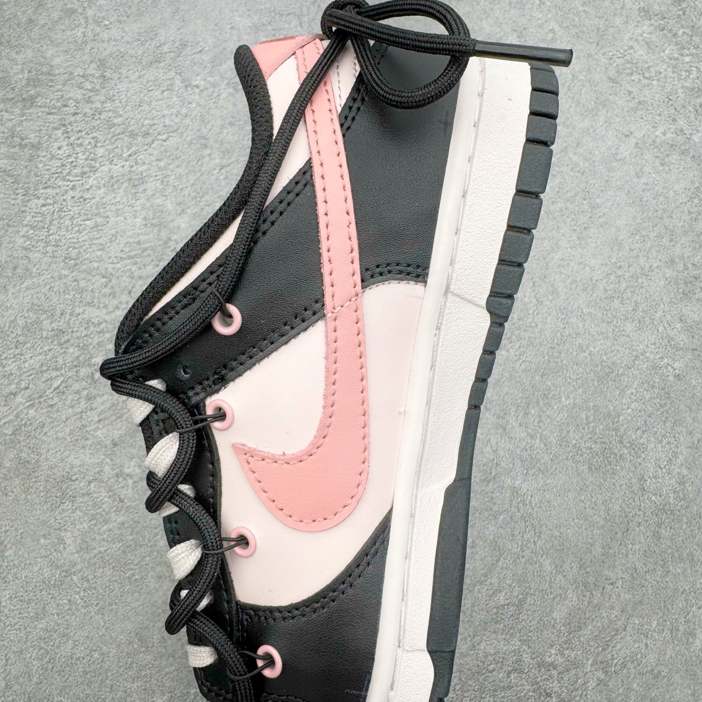 图片[7]-＃YC纯原 NK Dunk Low 墨染霓裳 BP1120-059 当水墨邂逅锦缎，鞋面黑白交织，如墨色在素净织物上自然晕染，不张扬却深藏雅致；侧翼一抹粉色调Swoosh，恰似霓裳衣袂间掠过的霞光，温柔点亮整体，让经典设计焕发灵动生机。后跟精致签名铭刻专属态度：低调中见层次，柔美中带力量，踏出的是个性，亦是当代少女的自信光芒。定制系列天花板 无原鞋不开发 全系列得物原鞋一比一校对开发 配色持续更新中 终端对接 优势输出 全套原厂楦头原纸板数据档案倾力打造 原汁原味莞产 极致还原 圈内最强针车工艺 高端零售指定版 广东原厂配套原盒原标 鞋盒分三个尺码段 原厂冲刀 超高清洁度 全鞋零毛边皮料切割 采用原厂百宏鞋带以及原厂百宏织唛舌标 内标可供原厂几率过验 进口原装条纹中底布 四线拉帮白色点胶 原厂拉帮手法遵循公司 原厂电绣 极致还原 尺码：36 36.5 37.5 38 38.5 39 40 40.5 41 42 42.5 43 44 44.5 45 46-选品中心