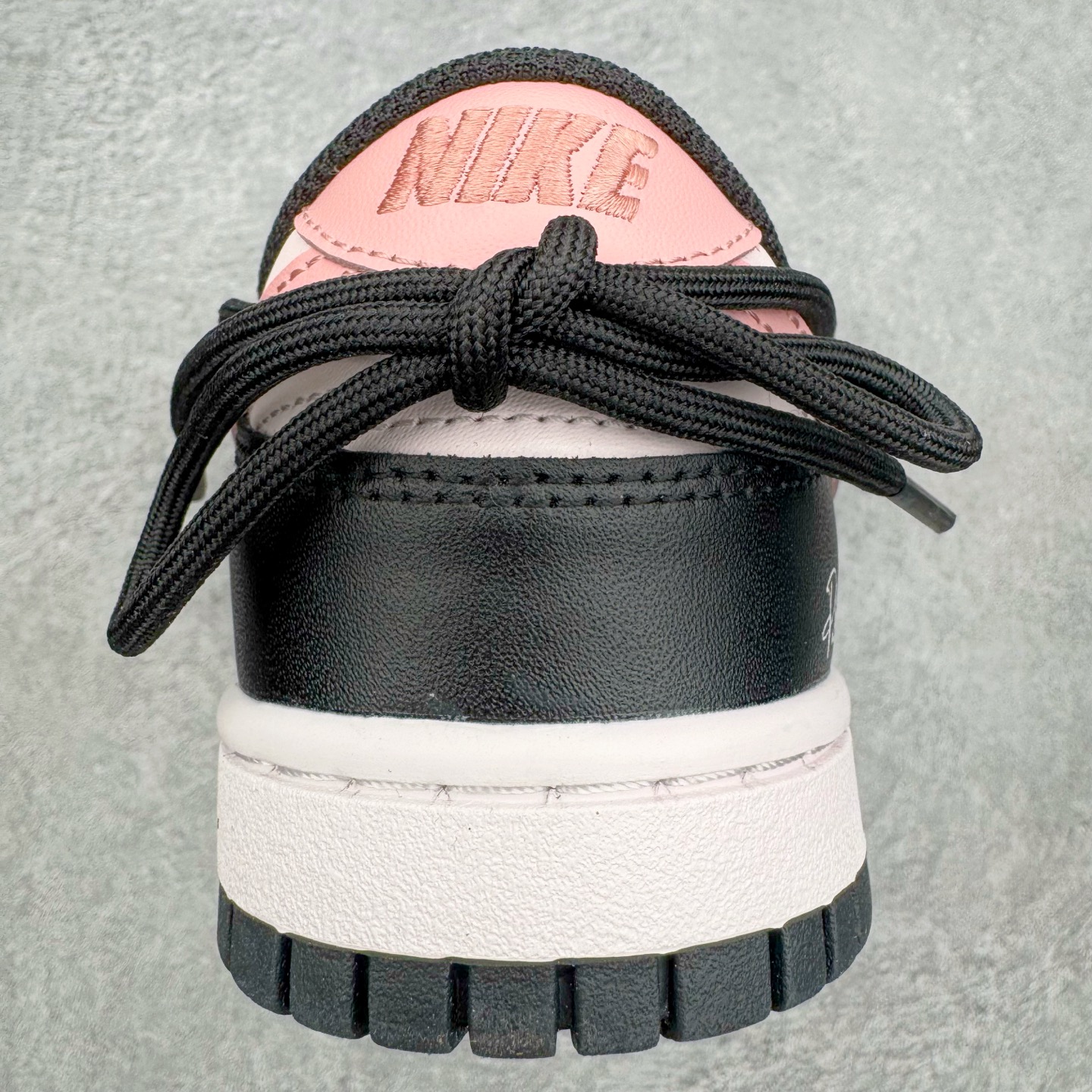图片[8]-＃YC纯原 NK Dunk Low 墨染霓裳 BP1120-059 当水墨邂逅锦缎，鞋面黑白交织，如墨色在素净织物上自然晕染，不张扬却深藏雅致；侧翼一抹粉色调Swoosh，恰似霓裳衣袂间掠过的霞光，温柔点亮整体，让经典设计焕发灵动生机。后跟精致签名铭刻专属态度：低调中见层次，柔美中带力量，踏出的是个性，亦是当代少女的自信光芒。定制系列天花板 无原鞋不开发 全系列得物原鞋一比一校对开发 配色持续更新中 终端对接 优势输出 全套原厂楦头原纸板数据档案倾力打造 原汁原味莞产 极致还原 圈内最强针车工艺 高端零售指定版 广东原厂配套原盒原标 鞋盒分三个尺码段 原厂冲刀 超高清洁度 全鞋零毛边皮料切割 采用原厂百宏鞋带以及原厂百宏织唛舌标 内标可供原厂几率过验 进口原装条纹中底布 四线拉帮白色点胶 原厂拉帮手法遵循公司 原厂电绣 极致还原 尺码：36 36.5 37.5 38 38.5 39 40 40.5 41 42 42.5 43 44 44.5 45 46-选品中心