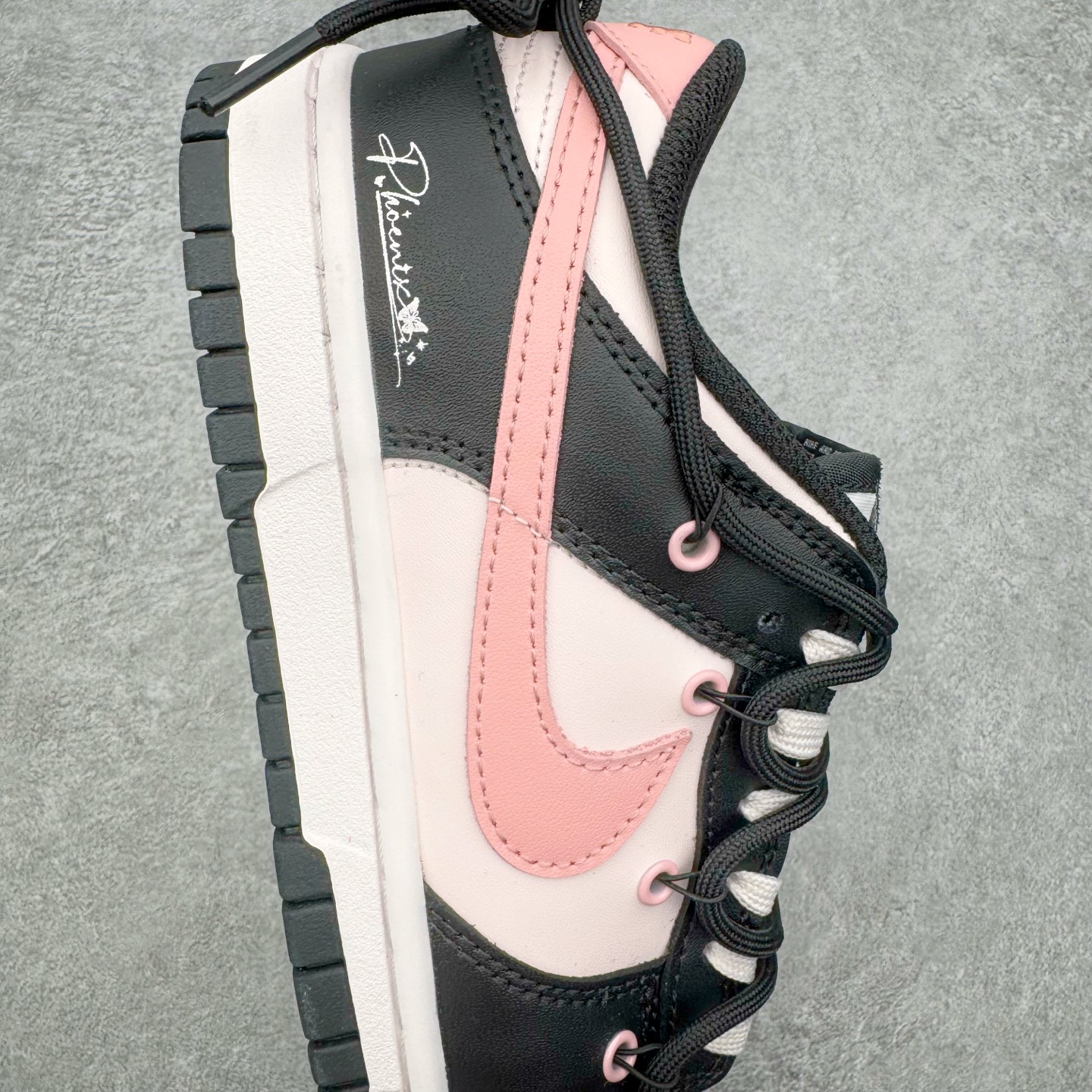 图片[6]-＃YC纯原 NK Dunk Low 墨染霓裳 BP1120-059 当水墨邂逅锦缎，鞋面黑白交织，如墨色在素净织物上自然晕染，不张扬却深藏雅致；侧翼一抹粉色调Swoosh，恰似霓裳衣袂间掠过的霞光，温柔点亮整体，让经典设计焕发灵动生机。后跟精致签名铭刻专属态度：低调中见层次，柔美中带力量，踏出的是个性，亦是当代少女的自信光芒。定制系列天花板 无原鞋不开发 全系列得物原鞋一比一校对开发 配色持续更新中 终端对接 优势输出 全套原厂楦头原纸板数据档案倾力打造 原汁原味莞产 极致还原 圈内最强针车工艺 高端零售指定版 广东原厂配套原盒原标 鞋盒分三个尺码段 原厂冲刀 超高清洁度 全鞋零毛边皮料切割 采用原厂百宏鞋带以及原厂百宏织唛舌标 内标可供原厂几率过验 进口原装条纹中底布 四线拉帮白色点胶 原厂拉帮手法遵循公司 原厂电绣 极致还原 尺码：36 36.5 37.5 38 38.5 39 40 40.5 41 42 42.5 43 44 44.5 45 46-选品中心