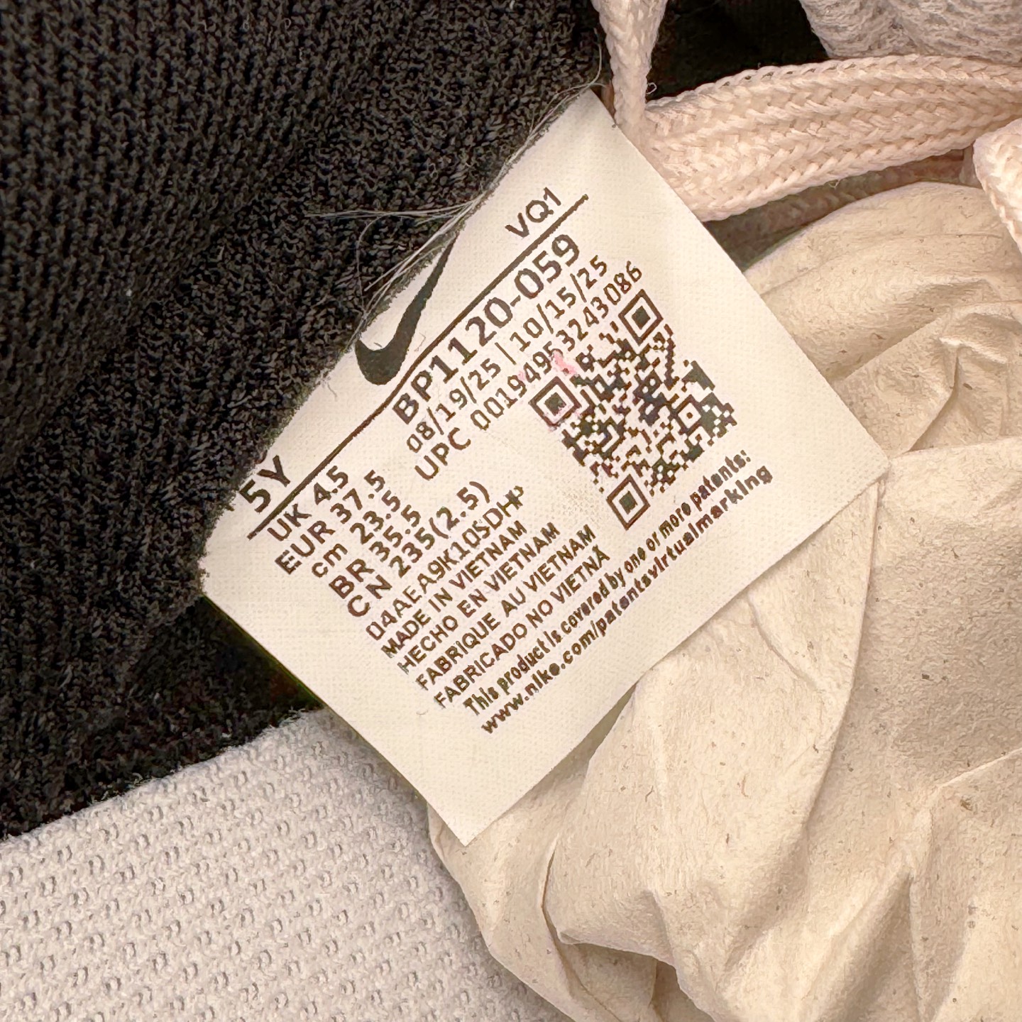 图片[12]-＃YC纯原 NK Dunk Low 墨染霓裳 BP1120-059 当水墨邂逅锦缎，鞋面黑白交织，如墨色在素净织物上自然晕染，不张扬却深藏雅致；侧翼一抹粉色调Swoosh，恰似霓裳衣袂间掠过的霞光，温柔点亮整体，让经典设计焕发灵动生机。后跟精致签名铭刻专属态度：低调中见层次，柔美中带力量，踏出的是个性，亦是当代少女的自信光芒。定制系列天花板 无原鞋不开发 全系列得物原鞋一比一校对开发 配色持续更新中 终端对接 优势输出 全套原厂楦头原纸板数据档案倾力打造 原汁原味莞产 极致还原 圈内最强针车工艺 高端零售指定版 广东原厂配套原盒原标 鞋盒分三个尺码段 原厂冲刀 超高清洁度 全鞋零毛边皮料切割 采用原厂百宏鞋带以及原厂百宏织唛舌标 内标可供原厂几率过验 进口原装条纹中底布 四线拉帮白色点胶 原厂拉帮手法遵循公司 原厂电绣 极致还原 尺码：36 36.5 37.5 38 38.5 39 40 40.5 41 42 42.5 43 44 44.5 45 46-选品中心