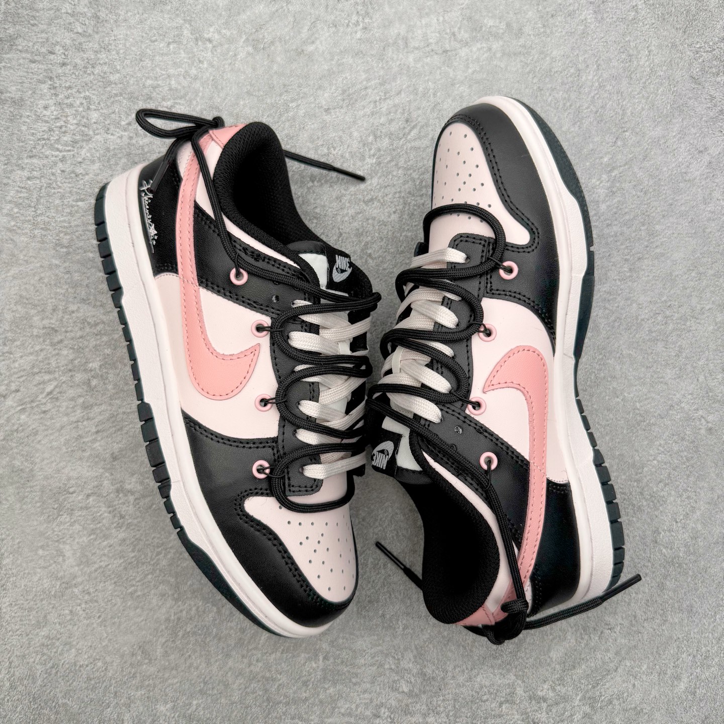 图片[3]-＃YC纯原 NK Dunk Low 墨染霓裳 BP1120-059 当水墨邂逅锦缎，鞋面黑白交织，如墨色在素净织物上自然晕染，不张扬却深藏雅致；侧翼一抹粉色调Swoosh，恰似霓裳衣袂间掠过的霞光，温柔点亮整体，让经典设计焕发灵动生机。后跟精致签名铭刻专属态度：低调中见层次，柔美中带力量，踏出的是个性，亦是当代少女的自信光芒。定制系列天花板 无原鞋不开发 全系列得物原鞋一比一校对开发 配色持续更新中 终端对接 优势输出 全套原厂楦头原纸板数据档案倾力打造 原汁原味莞产 极致还原 圈内最强针车工艺 高端零售指定版 广东原厂配套原盒原标 鞋盒分三个尺码段 原厂冲刀 超高清洁度 全鞋零毛边皮料切割 采用原厂百宏鞋带以及原厂百宏织唛舌标 内标可供原厂几率过验 进口原装条纹中底布 四线拉帮白色点胶 原厂拉帮手法遵循公司 原厂电绣 极致还原 尺码：36 36.5 37.5 38 38.5 39 40 40.5 41 42 42.5 43 44 44.5 45 46-选品中心