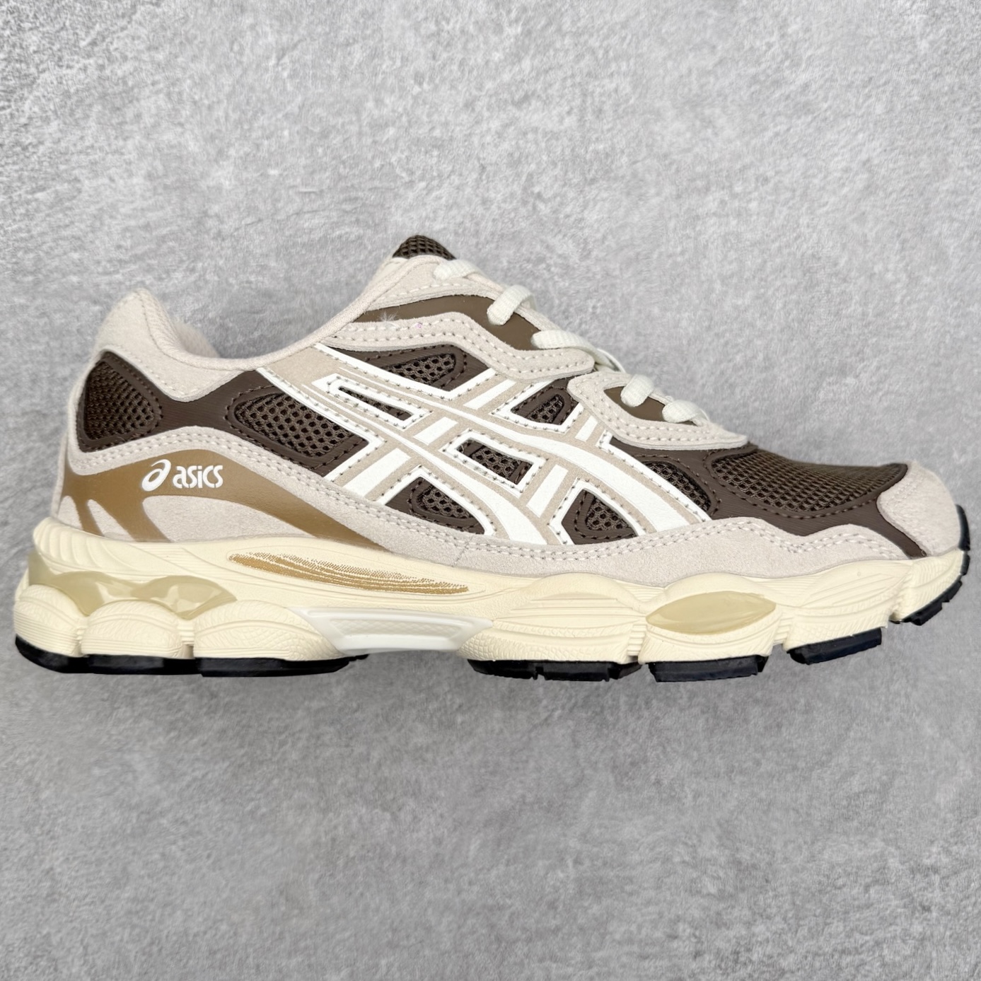 Asics GEL-NYC 亚瑟士防滑耐磨透气低帮运动休闲鞋 GEL-NYC™ 运动鞋的灵感源自传统和现代高性能跑步风格 其鞋面结构参考了 2000 年代初的 GEL-NIMBUS™ 3 鞋 并将其与 MC-PLUS V 设计中的各种装饰融为一体 该工装通过使用 GEL-CUMULUS® 16 鞋的工装系统来对比鞋面的复古风格 通过轻质泡沫和 GEL® 技术嵌入物的结合 这种中底结构有助于创造先进的脚底舒适度 尺码：36 37 37.5 38 39 40.5 41.5 42 42.5 43.5 44 45-选品中心