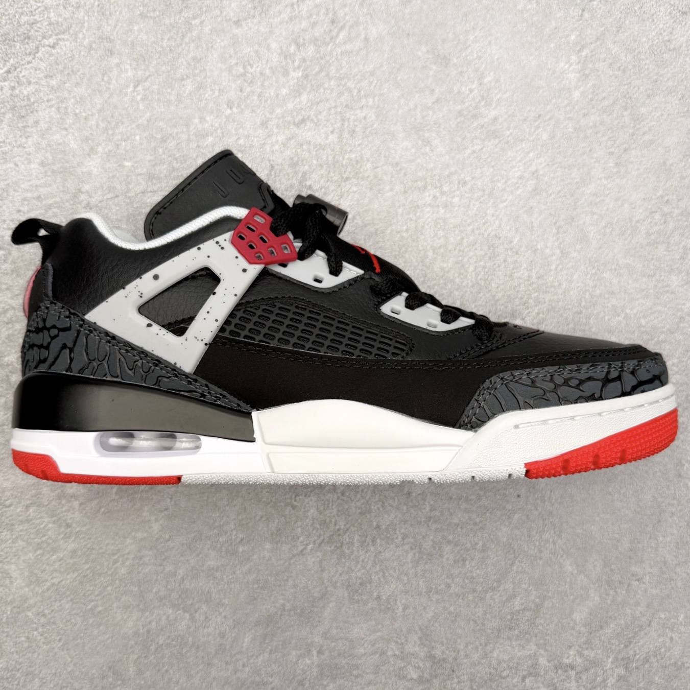 Jordan Spizike Low AJ复古低帮篮球鞋 FQ1759-009 这款鞋子著名导演斯派克李的Jordan Spizike专属 预计于明年夏季推出全新低帮版本 将包括三款配色 经典爆裂纹非常复古 两款配色分别以大学红和黑曜石蓝进行区分 鞋身设计中依旧带有大象爆裂纹、鞋侧束带、塑胶网布等经典元素 之后 在鞋舌、内衬以及鞋底等位置缀以大学红和黑曜石蓝搭配 带来全新造型 尺码：36 36.5 37.5 38 38.5 39 40 40.5 41 42 42.5 43 44 44.5 45 46-选品中心