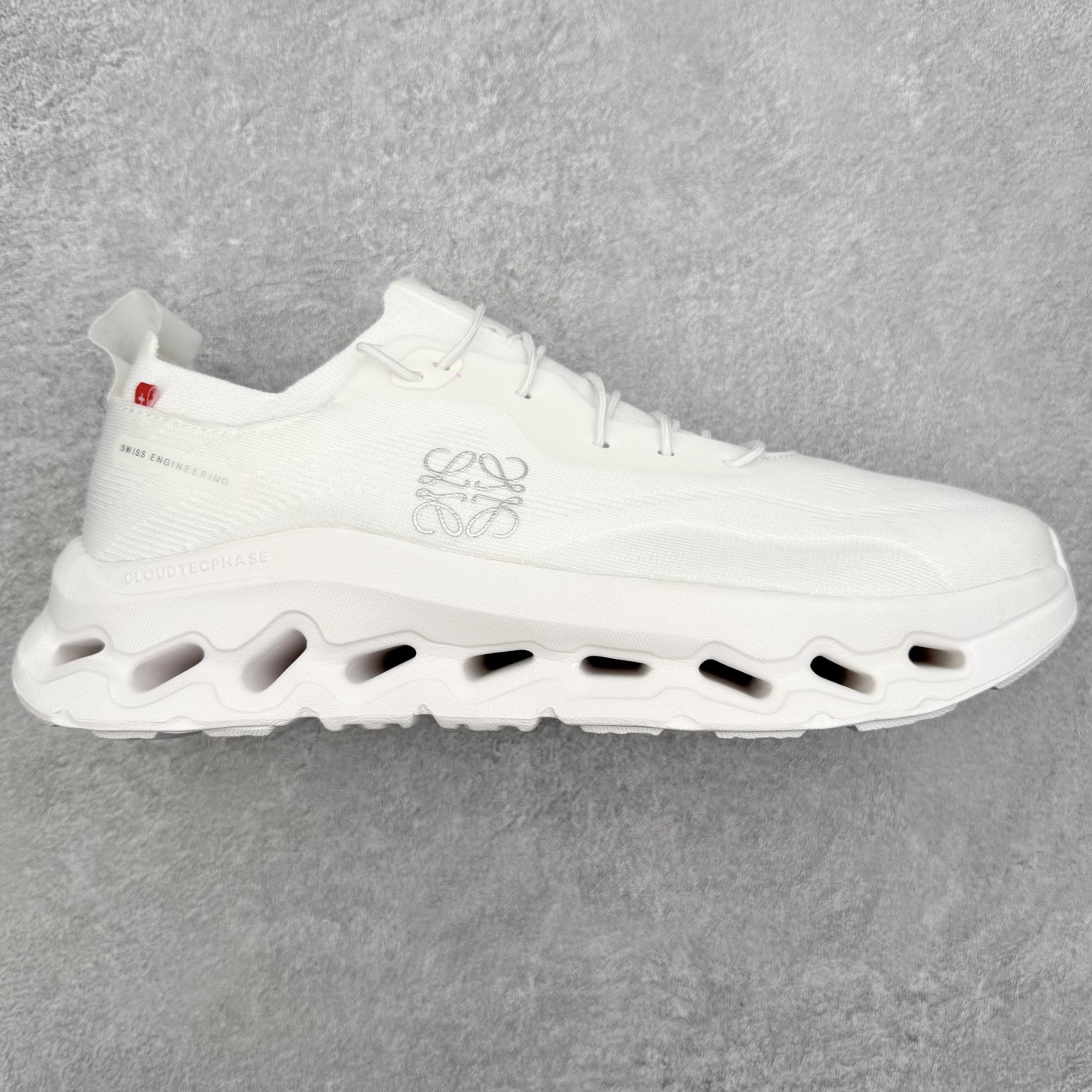 ＃福利特价 LOEWE x On Cloudtilt 2.0 昂跑罗意威联名 圆头系带生活休闲鞋 此运动品牌 开创于2010年 缓震着陆、强效回弹、轻柔质感的设计构思始终是ON研制关键 与此同时基于“为全球提供革新性的跑步感受”信念 陆续推出了多款跑鞋及其以专业运动人体跑步工程学为设计关键的功能性跑步服饰设备 让跑者不费力气地畅快畅跑 尺码：36 36.5 37.5 38 38.5 39 40 40.5 41 42 42.5 43 44 44.5 45-选品中心