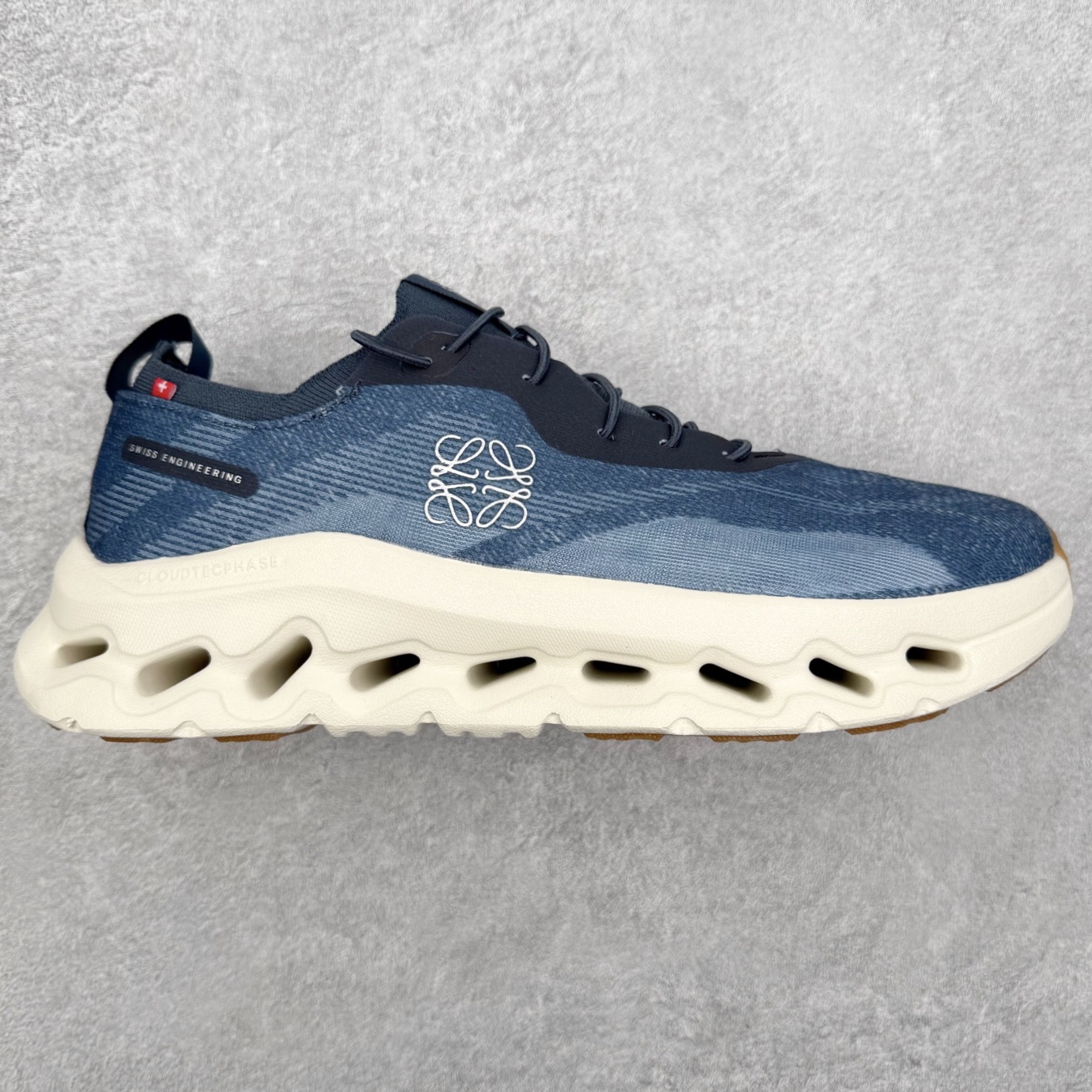 图片[3]-＃福利特价 LOEWE x On Cloudtilt 2.0 昂跑罗意威联名 圆头系带生活休闲鞋 此运动品牌 开创于2010年 缓震着陆、强效回弹、轻柔质感的设计构思始终是ON研制关键 与此同时基于“为全球提供革新性的跑步感受”信念 陆续推出了多款跑鞋及其以专业运动人体跑步工程学为设计关键的功能性跑步服饰设备 让跑者不费力气地畅快畅跑 尺码：36 36.5 37.5 38 38.5 39 40 40.5 41 42 42.5 43 44 44.5 45-选品中心