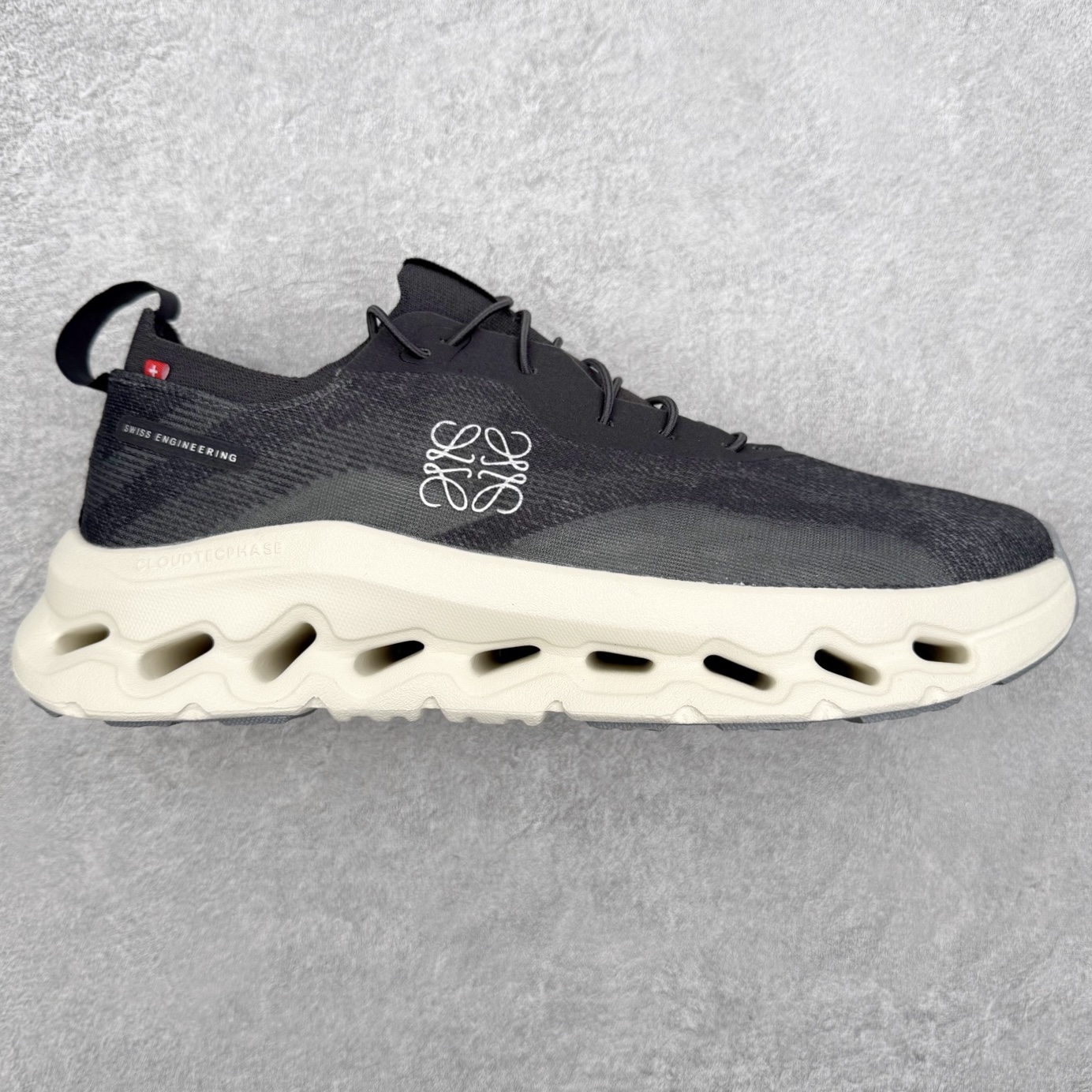 ＃福利特价 LOEWE x On Cloudtilt 2.0 昂跑罗意威联名 圆头系带生活休闲鞋 此运动品牌 开创于2010年 缓震着陆、强效回弹、轻柔质感的设计构思始终是ON研制关键 与此同时基于“为全球提供革新性的跑步感受”信念 陆续推出了多款跑鞋及其以专业运动人体跑步工程学为设计关键的功能性跑步服饰设备 让跑者不费力气地畅快畅跑 尺码：36 36.5 37.5 38 38.5 39 40 40.5 41 42 42.5 43 44 44.5 45-选品中心