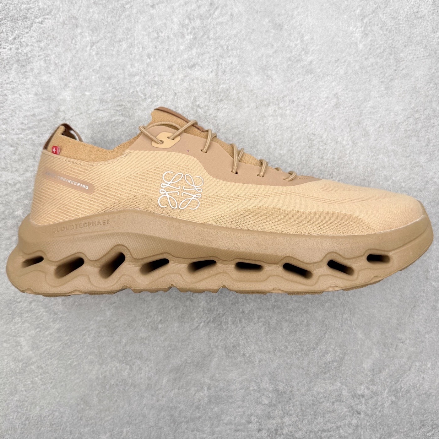 图片[9]-＃福利特价 LOEWE x On Cloudtilt 2.0 昂跑罗意威联名 圆头系带生活休闲鞋 此运动品牌 开创于2010年 缓震着陆、强效回弹、轻柔质感的设计构思始终是ON研制关键 与此同时基于“为全球提供革新性的跑步感受”信念 陆续推出了多款跑鞋及其以专业运动人体跑步工程学为设计关键的功能性跑步服饰设备 让跑者不费力气地畅快畅跑 尺码：36 36.5 37.5 38 38.5 39 40 40.5 41 42 42.5 43 44 44.5 45-选品中心