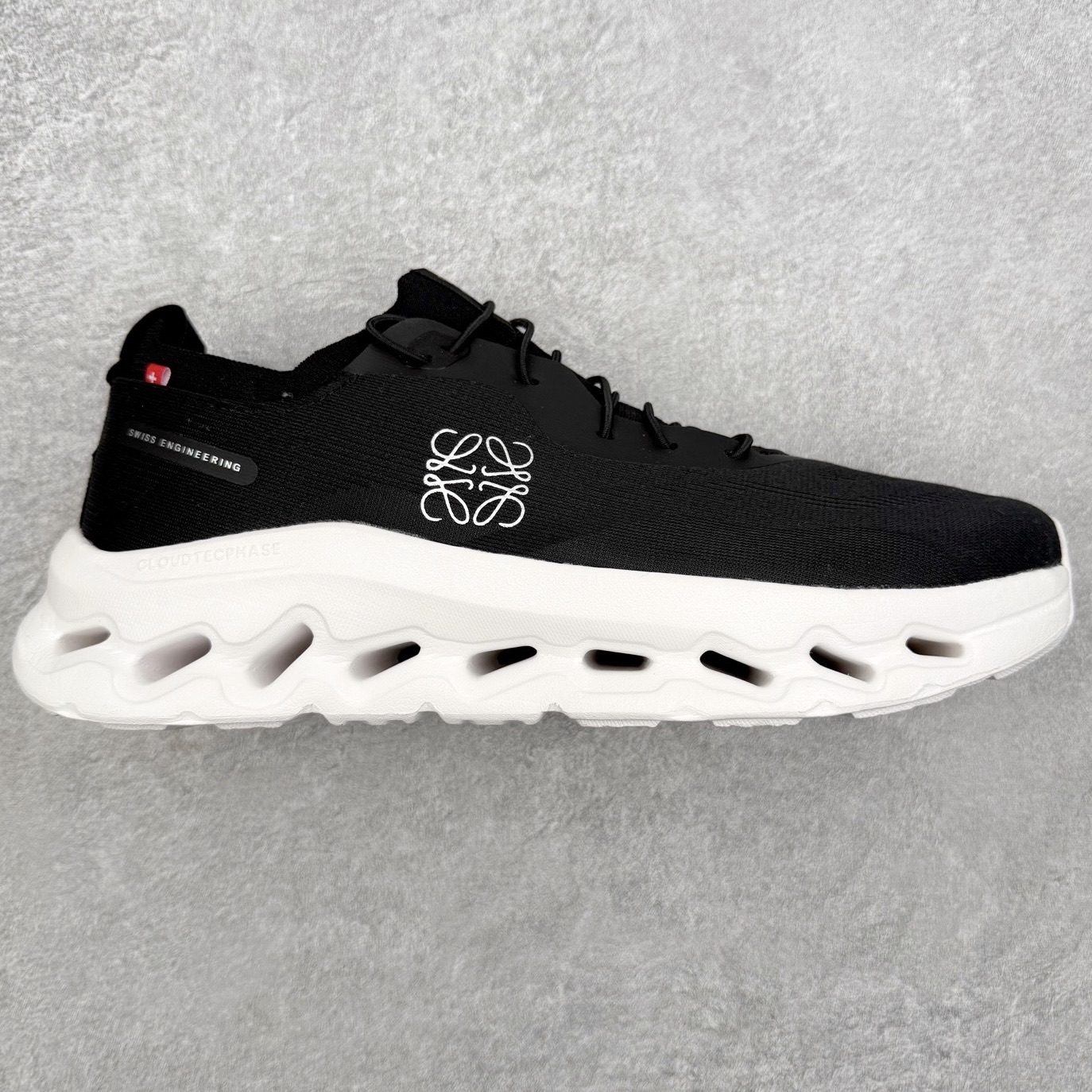 ＃福利特价 LOEWE x On Cloudtilt 2.0 昂跑罗意威联名 圆头系带生活休闲鞋 此运动品牌 开创于2010年 缓震着陆、强效回弹、轻柔质感的设计构思始终是ON研制关键 与此同时基于“为全球提供革新性的跑步感受”信念 陆续推出了多款跑鞋及其以专业运动人体跑步工程学为设计关键的功能性跑步服饰设备 让跑者不费力气地畅快畅跑 尺码：36 36.5 37.5 38 38.5 39 40 40.5 41 42 42.5 43 44 44.5 45-选品中心