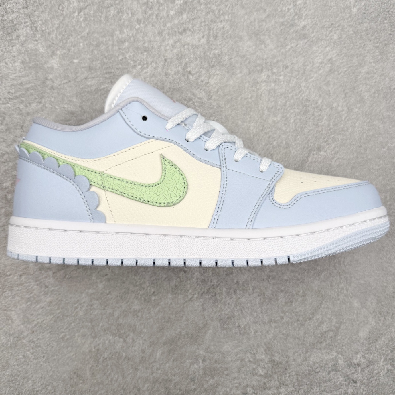 ＃K版 Air Jordan AJ1 Low 低帮 IB7113-403 全新流水线出品 DT版本唯一平替选择 市场第二梯队最强版 全部原鞋开发 原楦原纸板开发 全鞋电脑针车 原厂内置全掌气垫 原盒内在原标 唯一Zp原版鞋带绑法 免检产品 全新2022版型 全头层皮料 完美零毛边处理 原厂配置全掌气垫 价格定位良心 几十个配色陆续出货 实拍调校N版已经零色差零失真 百分百还原实物色彩所见即所得 不存在货不对板色差等低级问题 选购参考实物拍摄 不混卖不参货 只用心做好货严格选品 承诺混一赔十 尺码：36 36.5 37.5 38 38.5 39 40 40.5 41 42 42.5 43 44 44.5 45-选品中心