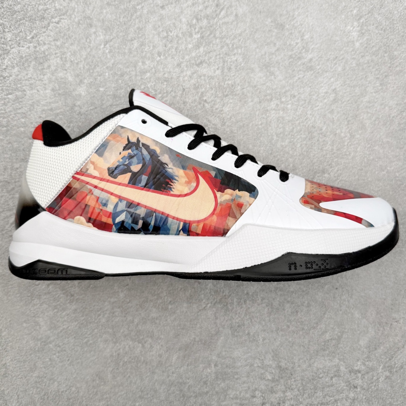 NK Zoom Kobe 5 Protro 科比五代实战篮球鞋 马年定制CYN配色 Eric Avar 这一次在设计中将轻盈发挥到了极致 鞋面采用了更加轻盈、更加强韧的创新的Flywire 2.0技术 球鞋重量更加轻质 重量仅为10.6盎司 内靴设计也使得穿着更加舒适 中底的配置则依日是可靠的zoom气垫和碳板的搭配 外底有个小细节令人十分喜欢 将纹路做成了心电图状 寓意科比对于篮球的喜爱 尺码：40 40.5 41 42 42.5 43 44 44.5 45 46-选品中心