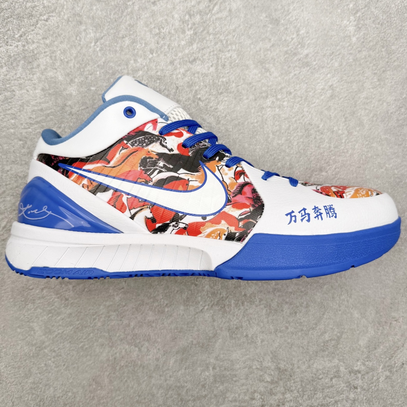 NK Zoom Kobe 4 Protro 科比四代实战篮球鞋 马年定制CYN配色 Eric Avar 这一次在设计中将轻盈发挥到了极致 鞋面采用了更加轻盈、更加强韧的创新的Flywire 2.0技术 球鞋重量更加轻质 重量仅为10.6盎司 内靴设计也使得穿着更加舒适 中底的配置则依日是可靠的zoom气垫和碳板的搭配 外底有个小细节令人十分喜欢 将纹路做成了心电图状 寓意科比对于篮球的喜爱 尺码：40 40.5 41 42 42.5 43 44 44.5 45 46-选品中心