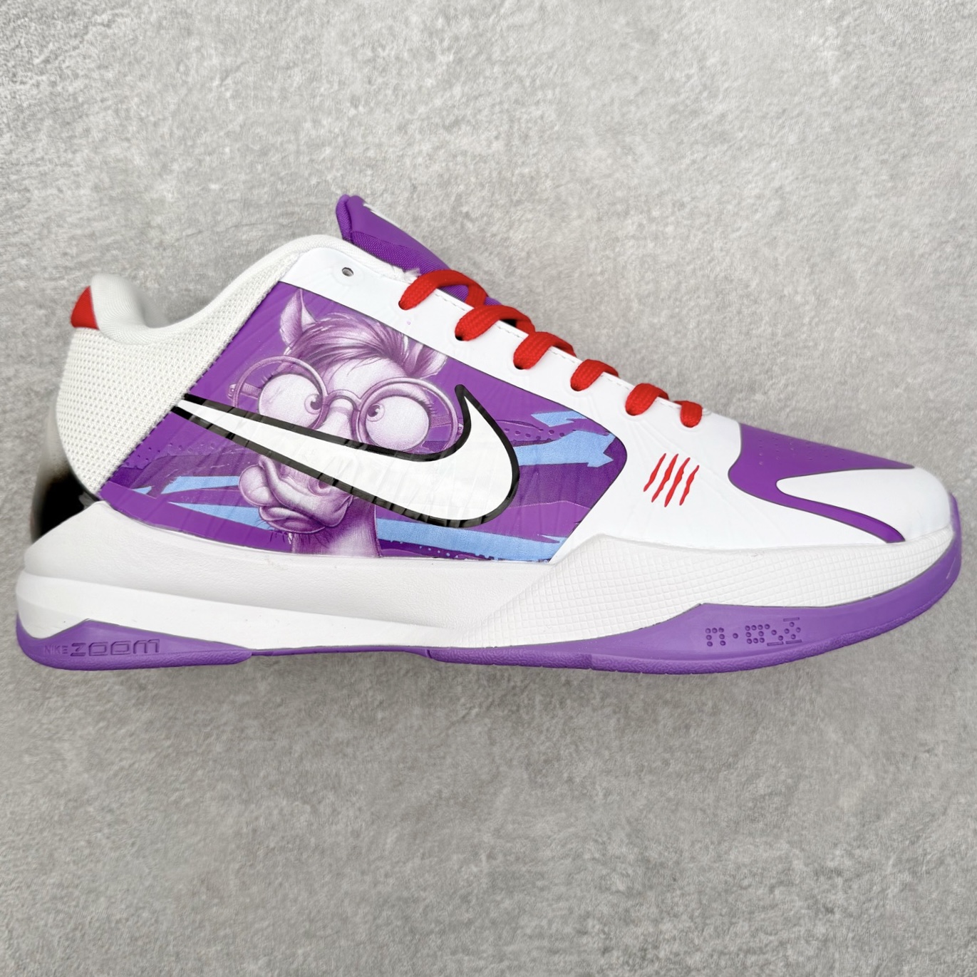 NK Zoom Kobe 5 Protro 科比五代实战篮球鞋 马年定制CYN配色 Eric Avar 这一次在设计中将轻盈发挥到了极致 鞋面采用了更加轻盈、更加强韧的创新的Flywire 2.0技术 球鞋重量更加轻质 重量仅为10.6盎司 内靴设计也使得穿着更加舒适 中底的配置则依日是可靠的zoom气垫和碳板的搭配 外底有个小细节令人十分喜欢 将纹路做成了心电图状 寓意科比对于篮球的喜爱 尺码：40 40.5 41 42 42.5 43 44 44.5 45 46-选品中心