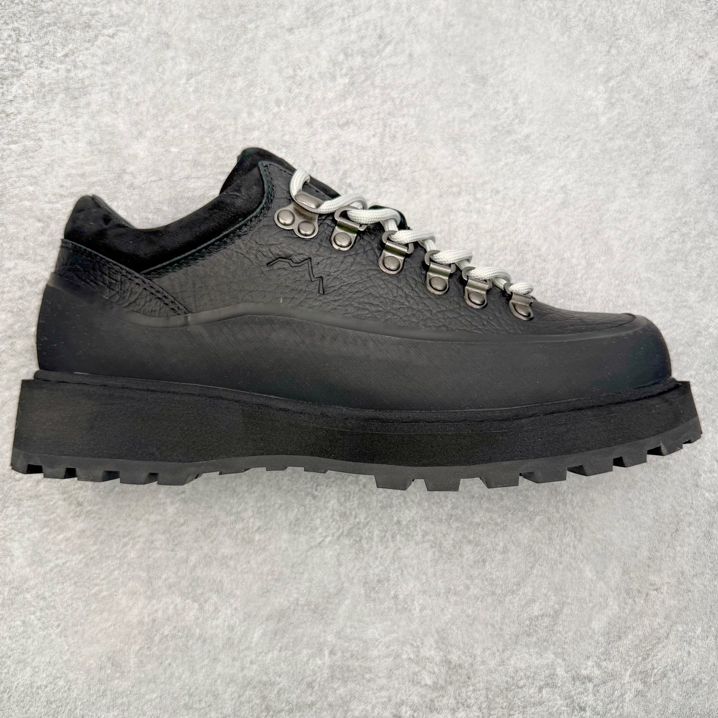 ＃GD广顶 DIEMME Cornaro Gomma 时尚潮流耐磨减震低帮户外功能鞋 DIEMME是欧洲意式高端手工潮鞋品牌，1992年成立，被誉为“鞋靴中的劳斯菜斯”，DIEMME在2016年被ELLE时尚杂志评为内行人最爱的7个运动鞋品牌的其中之一。Diemme经常参加世界知名鞋展比如米兰鞋展、巴黎鞋展、佛罗伦萨鞋展。尺码：39 40 41 42 43 44 45-选品中心