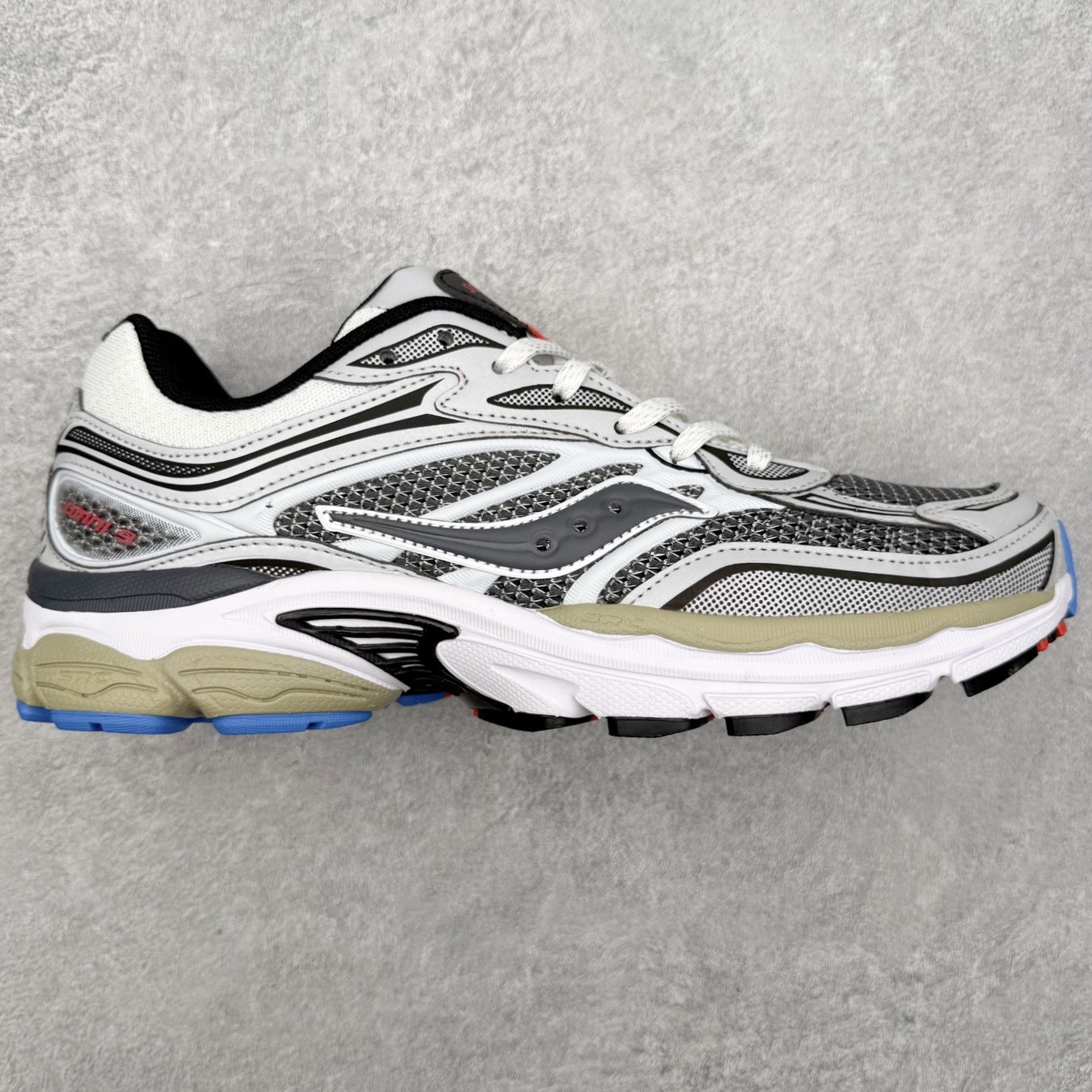 Saucony ProGrid Omni 索康尼全擎9舒适柔软跑步鞋 男女同款 Saucony（索康尼）是创建于1898年的百年跑步运动品牌，专注于跑步装备的设计、研发和制造，追求跑鞋的极致舒适，让跑者感受愉悦体验，不断突破，创造更多的人生 实拍调校N版已经零色差零失真 百分百还原实物色彩所见即所得 不存在货不对板色差等低级问题 选购参考实物拍摄 不混卖不参货 只用心做好货严格选品 承诺混一赔十 尺码：36 36.5 37.5 38 38.5 39 40 40.5 41 42 42.5 43 44 44.5 45-选品中心