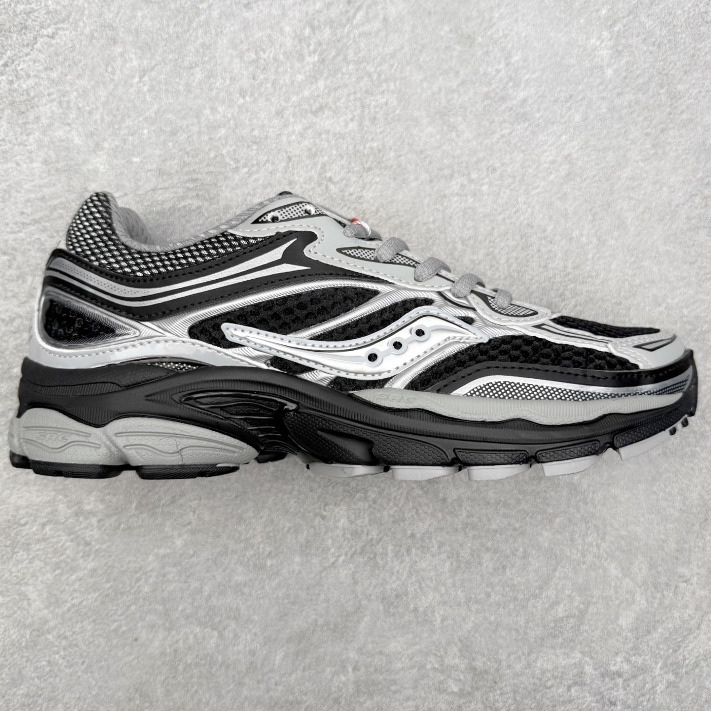 Saucony ProGrid Omni 索康尼全擎9舒适柔软跑步鞋 男女同款 Saucony（索康尼）是创建于1898年的百年跑步运动品牌，专注于跑步装备的设计、研发和制造，追求跑鞋的极致舒适，让跑者感受愉悦体验，不断突破，创造更多的人生 实拍调校N版已经零色差零失真 百分百还原实物色彩所见即所得 不存在货不对板色差等低级问题 选购参考实物拍摄 不混卖不参货 只用心做好货严格选品 承诺混一赔十 尺码：36 36.5 37.5 38 38.5 39 40 40.5 41 42 42.5 43 44 44.5 45-选品中心