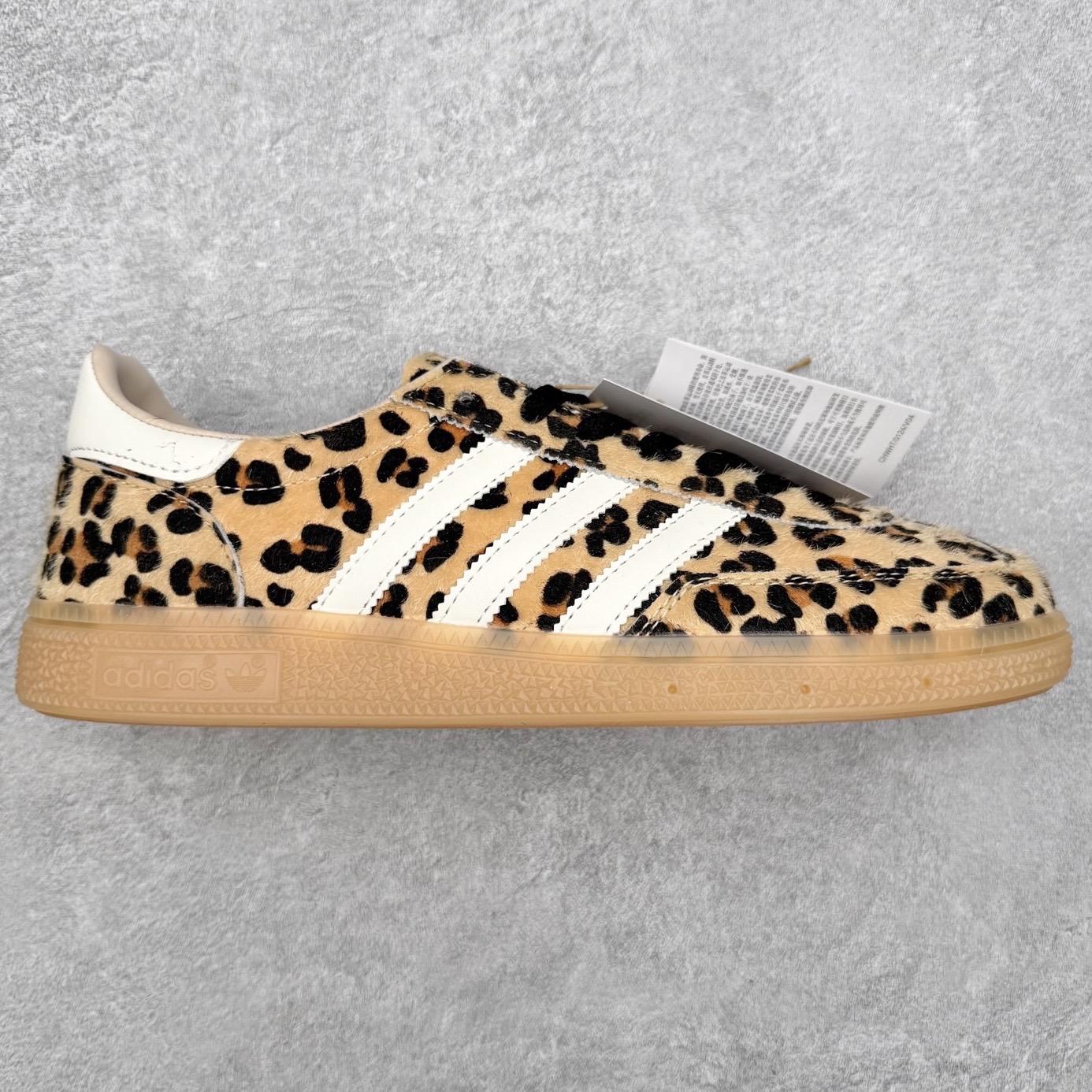 AD Originals Handball SPZL 手球运动员系列百搭休闲运动板鞋 KI6678 这款来自阿迪达斯的这款HANDBALL SPZL前身是一双手球运动鞋，这一次拿来复刻，所以鞋面的主要色彩选用了黑色， 鞋面外侧除了Spezial字母之外还有三叶草标志。Handball SPZL作为复古手球训练鞋与作为室内足球鞋的Samba有着异曲同工之处，但是质感更为出众的鞋身以及丰富的配色选择比起Samba来讲可以说是更胜一筹了！尺码：36 36⅔ 37⅓ 38 38⅔ 39⅓ 40 40⅔ 41⅓ 42 42⅔ 43⅓ 44 45-选品中心