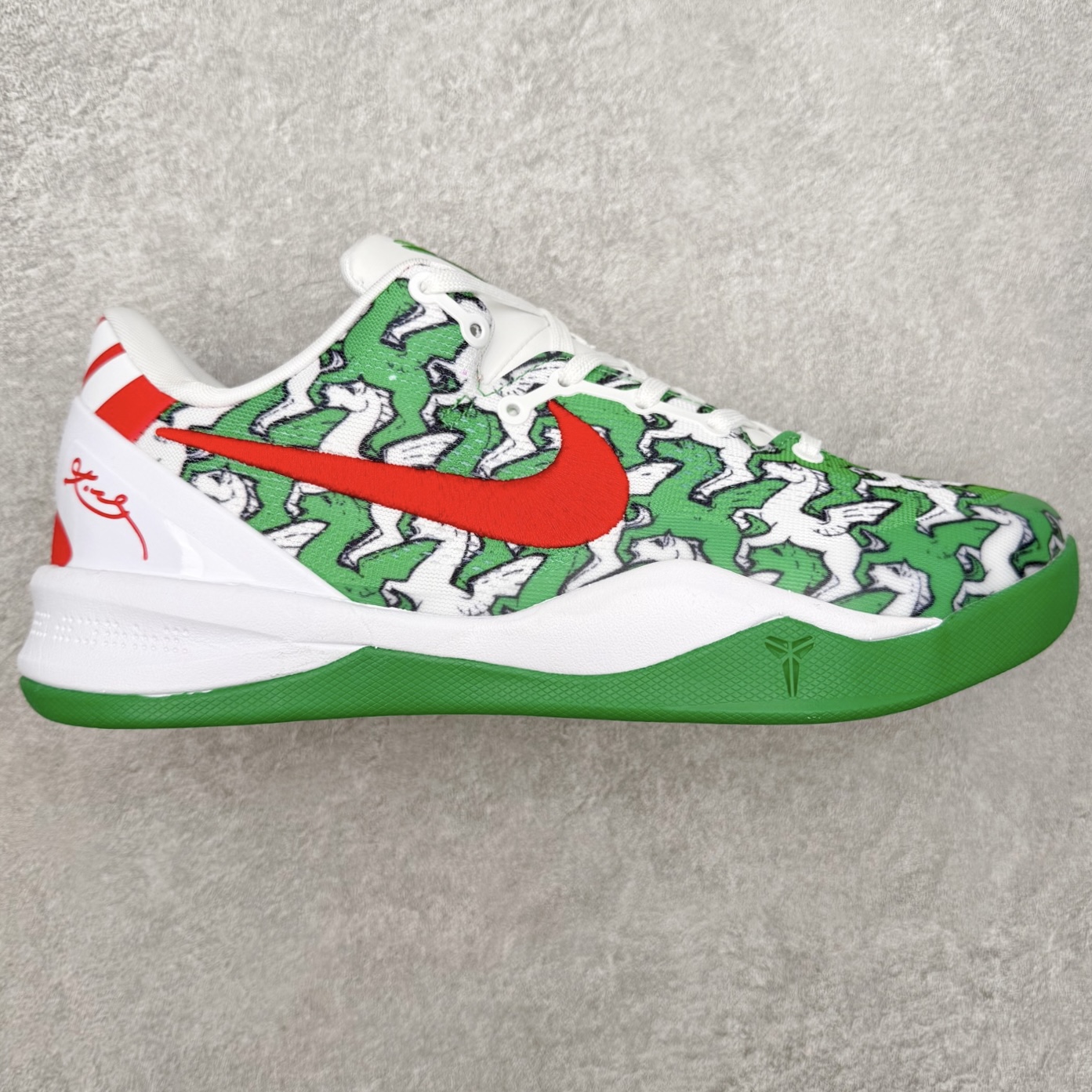 NK Zoom Kobe 8 Protro 科比八代实战篮球鞋 马年定制CYN配色 Eric Avar 这一次在设计中将轻盈发挥到了极致 鞋面采用了更加轻盈、更加强韧的创新的Flywire 2.0技术 球鞋重量更加轻质 重量仅为10.6盎司 内靴设计也使得穿着更加舒适 中底的配置则依日是可靠的zoom气垫和碳板的搭配 外底有个小细节令人十分喜欢 将纹路做成了心电图状 寓意科比对于篮球的喜爱 尺码：40 40.5 41 42 42.5 43 44 44.5 45 46-选品中心