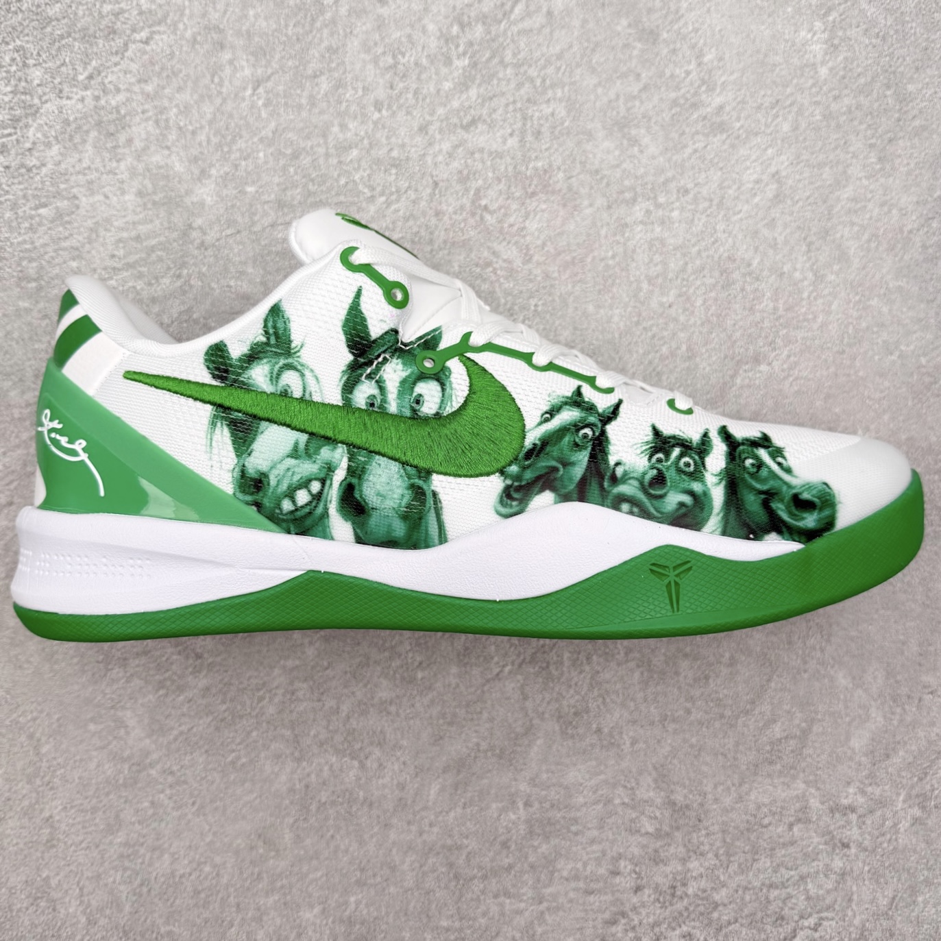 NK Zoom Kobe 8 Protro 科比八代实战篮球鞋 马年定制CYN配色 Eric Avar 这一次在设计中将轻盈发挥到了极致 鞋面采用了更加轻盈、更加强韧的创新的Flywire 2.0技术 球鞋重量更加轻质 重量仅为10.6盎司 内靴设计也使得穿着更加舒适 中底的配置则依日是可靠的zoom气垫和碳板的搭配 外底有个小细节令人十分喜欢 将纹路做成了心电图状 寓意科比对于篮球的喜爱 尺码：40 40.5 41 42 42.5 43 44 44.5 45 46-选品中心