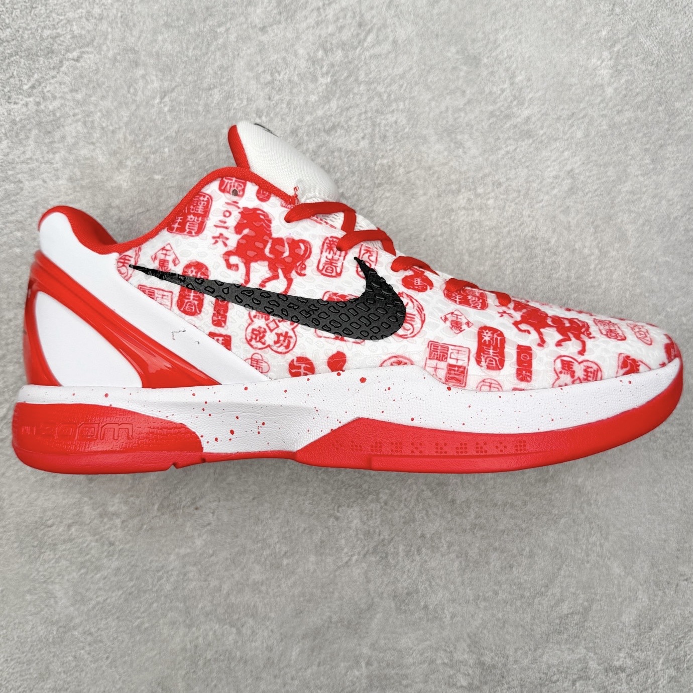 NK Zoom Kobe 6 Protro 科比六代实战篮球鞋 马年定制CYN配色 Eric Avar 这一次在设计中将轻盈发挥到了极致 鞋面采用了更加轻盈、更加强韧的创新的Flywire 2.0技术 球鞋重量更加轻质 重量仅为10.6盎司 内靴设计也使得穿着更加舒适 中底的配置则依日是可靠的zoom气垫和碳板的搭配 外底有个小细节令人十分喜欢 将纹路做成了心电图状 寓意科比对于篮球的喜爱 尺码：40 40.5 41 42 42.5 43 44 44.5 45 46-选品中心