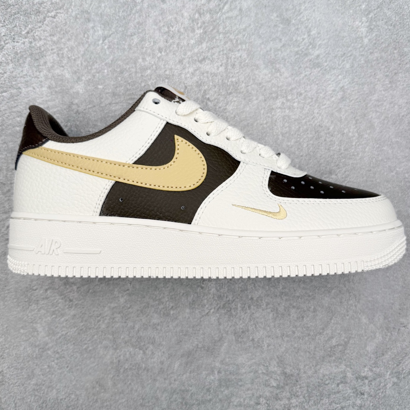 ＃XT纯原 NK Air Force 1 Low 空军一号时尚舒适防滑耐磨低帮板鞋 IR0796-030 顶级批次 2022全新楦头鞋型 鱼鳞大底 历时开发三个月 清洁度完美 二维码鞋标 内置芯片及solo气垫 大底高度及其弧度依照正品 钢印 logo刺绣 鞋口弧度 鞋头长度 鞋面冲孔 鞋垫背胶及钢印 完美鞋型对比正品 每一处都是细节满满 柔软、弹性十足的缓震性能和出色的中底设计 横跨复古与现代的外型结合 造就出风靡全球 三十多年的Force 1 直到今天还深受青睐 实拍调校N版已经零色差零失真 百分百还原实物色彩所见即所得 不存在货不对板色差等低级问题 选购参考实物拍摄 不混卖不参货 只用心做好货严格选品 承诺混一赔十 尺码：36 36.5 37.5 38 38.5 39 40 40.5 41 42 42.5 43 44 44.5 45-选品中心