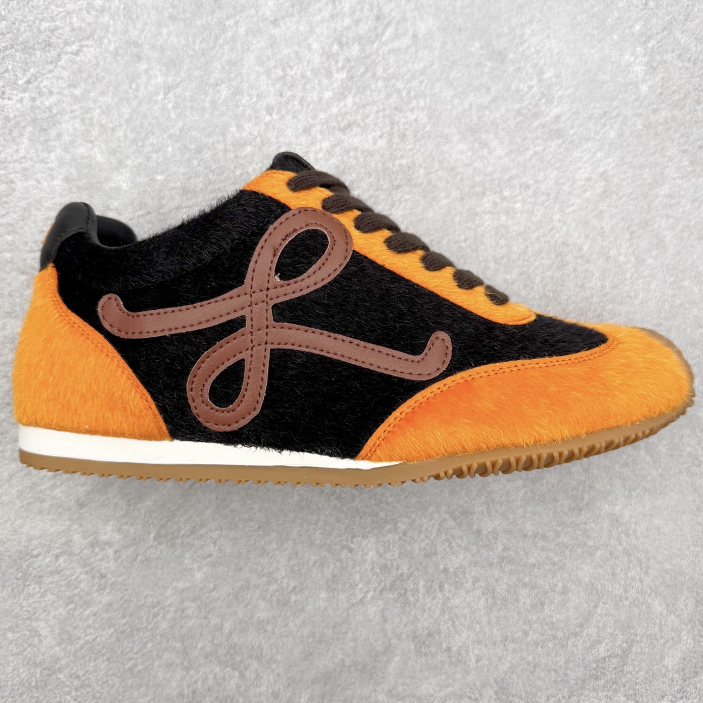 罗意威Loewe Ballet Runner 2.0 Sneakers 芭蕾舞2.0系列阿甘复古风德训薄底百搭休闲运动鞋 市面最高性价比 实体平台跑量 主打推荐好货 采用反绒牛皮革拼接头层皮饰片鞋面材质鞋身原装高密度防刮尼龙面料,极好柔软效果双层乳胶缓震鞋垫外部搭配轻量EVA缓震组合橡胶防滑片装外底不对称鞋头设计、袜状内部结构，轻盈橡胶外底延伸至鞋头 20 毫米鞋跟，附白色和同色系鞋带侧面饰有 L 徽标，鞋舌饰有压纹 Anagram 后跟标签饰有注塑橡胶 LOEWE 标志升级原楦型开发纸版全手工拉帮工艺成型 尺码：35 36 37 38 39 40 41 42 43 44 45-选品中心