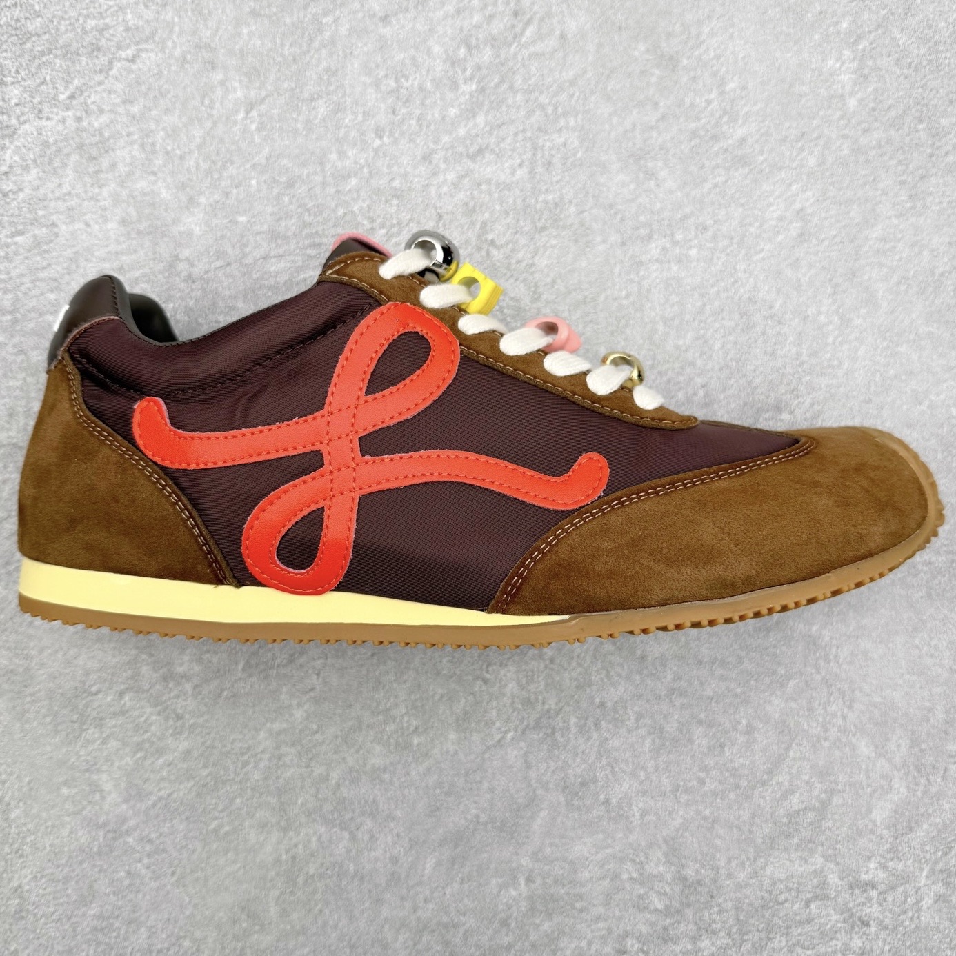 罗意威Loewe Ballet Runner 2.0 Sneakers 芭蕾舞2.0系列阿甘复古风德训薄底百搭休闲运动鞋 市面最高性价比 实体平台跑量 主打推荐好货 采用反绒牛皮革拼接头层皮饰片鞋面材质鞋身原装高密度防刮尼龙面料,极好柔软效果双层乳胶缓震鞋垫外部搭配轻量EVA缓震组合橡胶防滑片装外底不对称鞋头设计、袜状内部结构，轻盈橡胶外底延伸至鞋头 20 毫米鞋跟，附白色和同色系鞋带侧面饰有 L 徽标，鞋舌饰有压纹 Anagram 后跟标签饰有注塑橡胶 LOEWE 标志升级原楦型开发纸版全手工拉帮工艺成型 尺码：35 36 37 38 39 40 41 42 43 44 45-选品中心