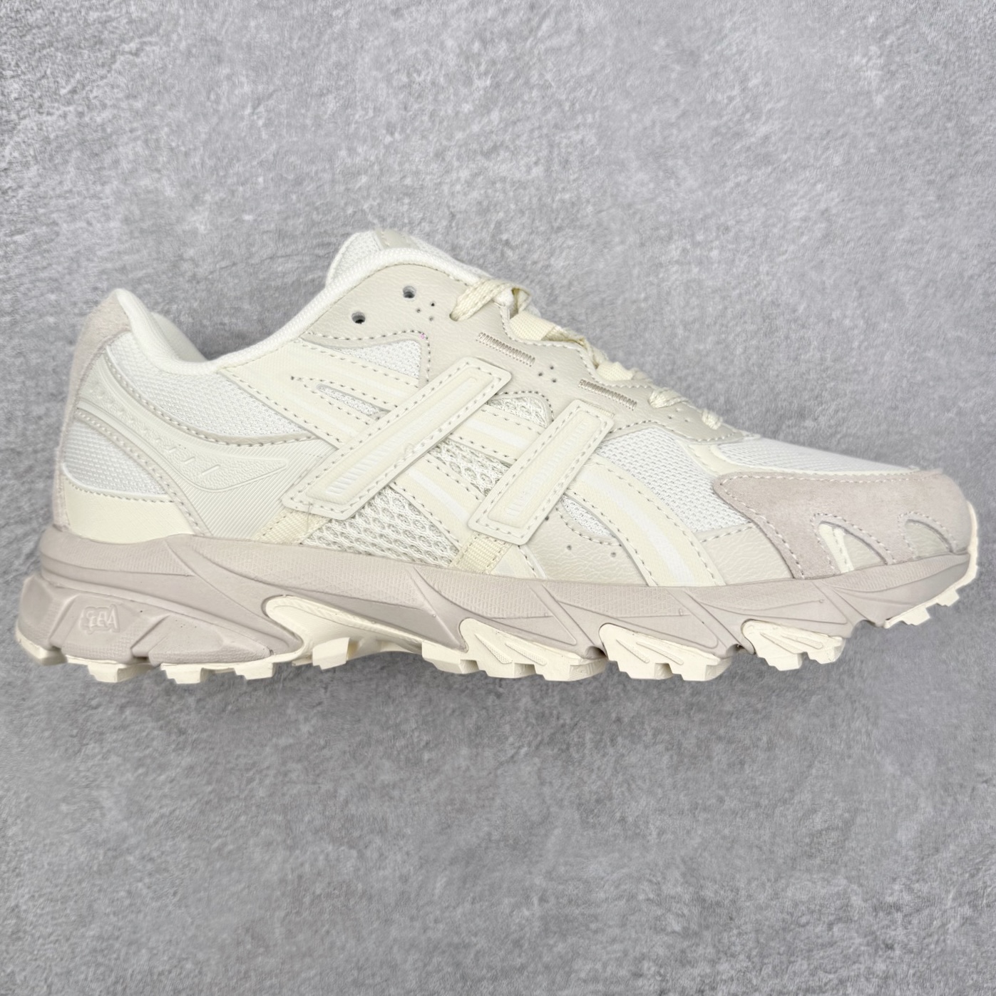 ASICS Gel-Sonoma TR62 出行 百搭通勤减震防滑 低帮 休闲训练跑步鞋 男女同款 ASICS（亚瑟士）是日本实业家鬼冢喜八郎创立的跑鞋运动品牌，名字想法源自著名的拉丁谚语“AnimaSana In Corpore Sano”，意为“健全的精神寓于强健的体魄”。正如其名字的含义，ASICS亚瑟士一直坚信保持身体的健康与活力是打造健康快乐的生活方式的最佳途径。亚瑟士的跑鞋、篮球鞋等系列集专业与美貌于一身，拥有极高的热度。2016年，ASICS在“2016年日本最佳全球品牌”排行榜名列第17名。尺码：36 37 37.5 38 39 39.5 40 40.5 41.5 42 42.5 43.5 44 45-选品中心