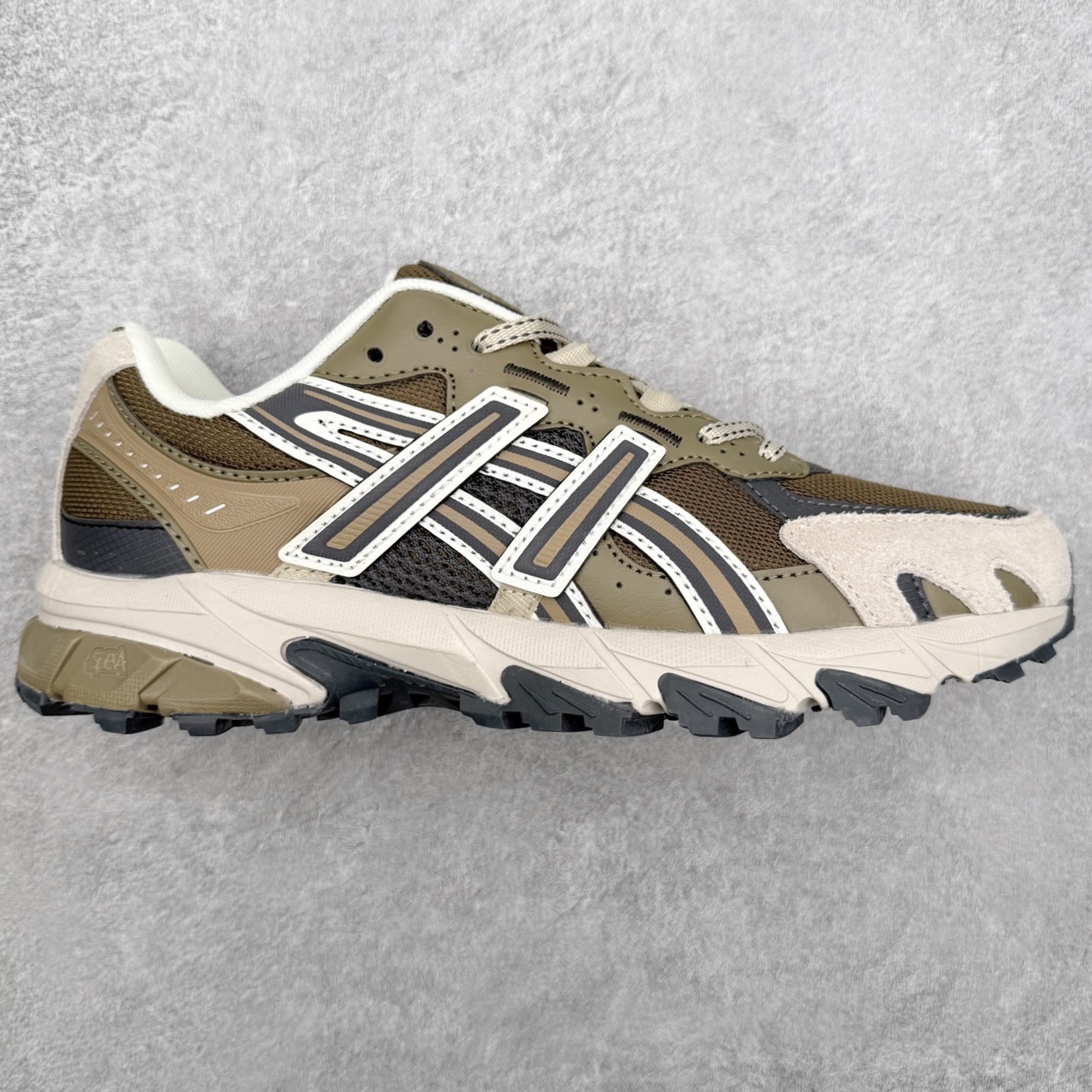 ASICS Gel-Sonoma TR62 出行 百搭通勤减震防滑 低帮 休闲训练跑步鞋 男女同款 ASICS（亚瑟士）是日本实业家鬼冢喜八郎创立的跑鞋运动品牌，名字想法源自著名的拉丁谚语“AnimaSana In Corpore Sano”，意为“健全的精神寓于强健的体魄”。正如其名字的含义，ASICS亚瑟士一直坚信保持身体的健康与活力是打造健康快乐的生活方式的最佳途径。亚瑟士的跑鞋、篮球鞋等系列集专业与美貌于一身，拥有极高的热度。2016年，ASICS在“2016年日本最佳全球品牌”排行榜名列第17名。尺码：36 37 37.5 38 39 39.5 40 40.5 41.5 42 42.5 43.5 44 45-选品中心