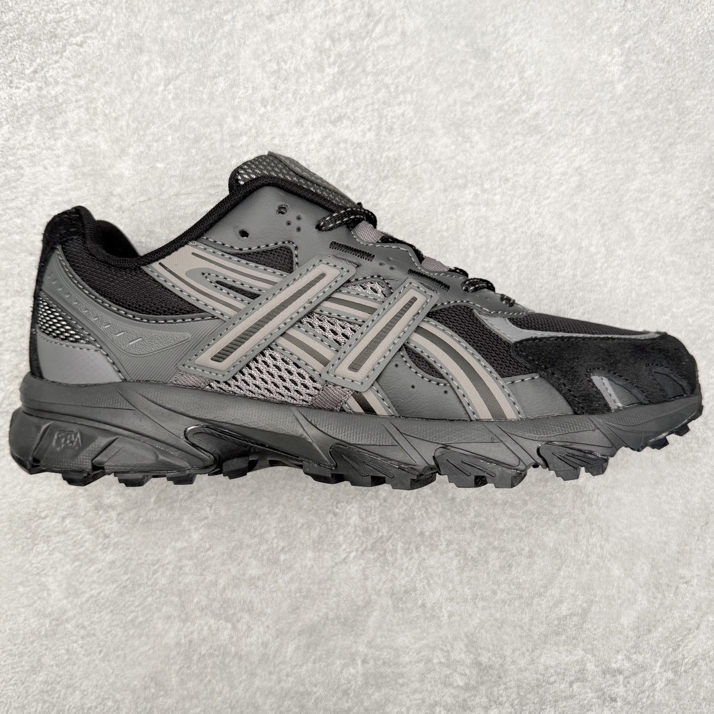 ASICS Gel-Sonoma TR62 出行 百搭通勤减震防滑 低帮 休闲训练跑步鞋 男女同款 ASICS（亚瑟士）是日本实业家鬼冢喜八郎创立的跑鞋运动品牌，名字想法源自著名的拉丁谚语“AnimaSana In Corpore Sano”，意为“健全的精神寓于强健的体魄”。正如其名字的含义，ASICS亚瑟士一直坚信保持身体的健康与活力是打造健康快乐的生活方式的最佳途径。亚瑟士的跑鞋、篮球鞋等系列集专业与美貌于一身，拥有极高的热度。2016年，ASICS在“2016年日本最佳全球品牌”排行榜名列第17名。尺码：36 37 37.5 38 39 39.5 40 40.5 41.5 42 42.5 43.5 44 45-选品中心