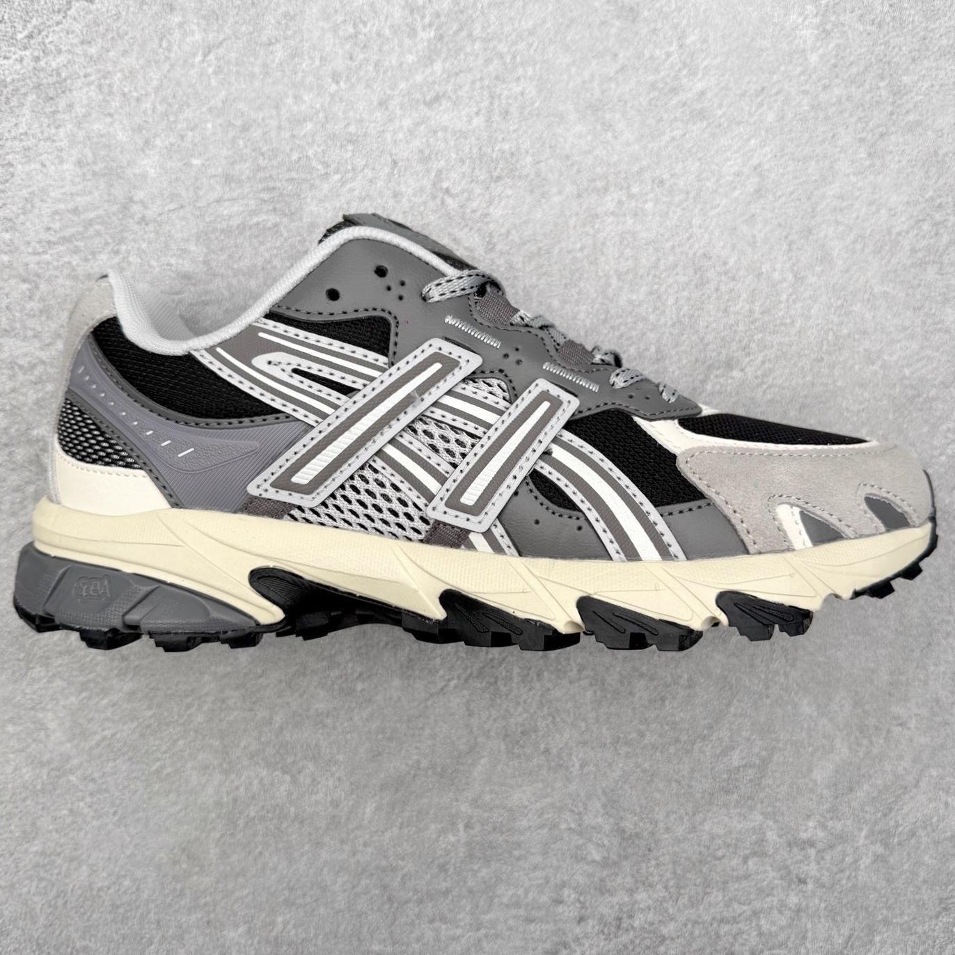 ASICS Gel-Sonoma TR62 出行 百搭通勤减震防滑 低帮 休闲训练跑步鞋 男女同款 ASICS（亚瑟士）是日本实业家鬼冢喜八郎创立的跑鞋运动品牌，名字想法源自著名的拉丁谚语“AnimaSana In Corpore Sano”，意为“健全的精神寓于强健的体魄”。正如其名字的含义，ASICS亚瑟士一直坚信保持身体的健康与活力是打造健康快乐的生活方式的最佳途径。亚瑟士的跑鞋、篮球鞋等系列集专业与美貌于一身，拥有极高的热度。2016年，ASICS在“2016年日本最佳全球品牌”排行榜名列第17名。尺码：36 37 37.5 38 39 39.5 40 40.5 41.5 42 42.5 43.5 44 45-选品中心