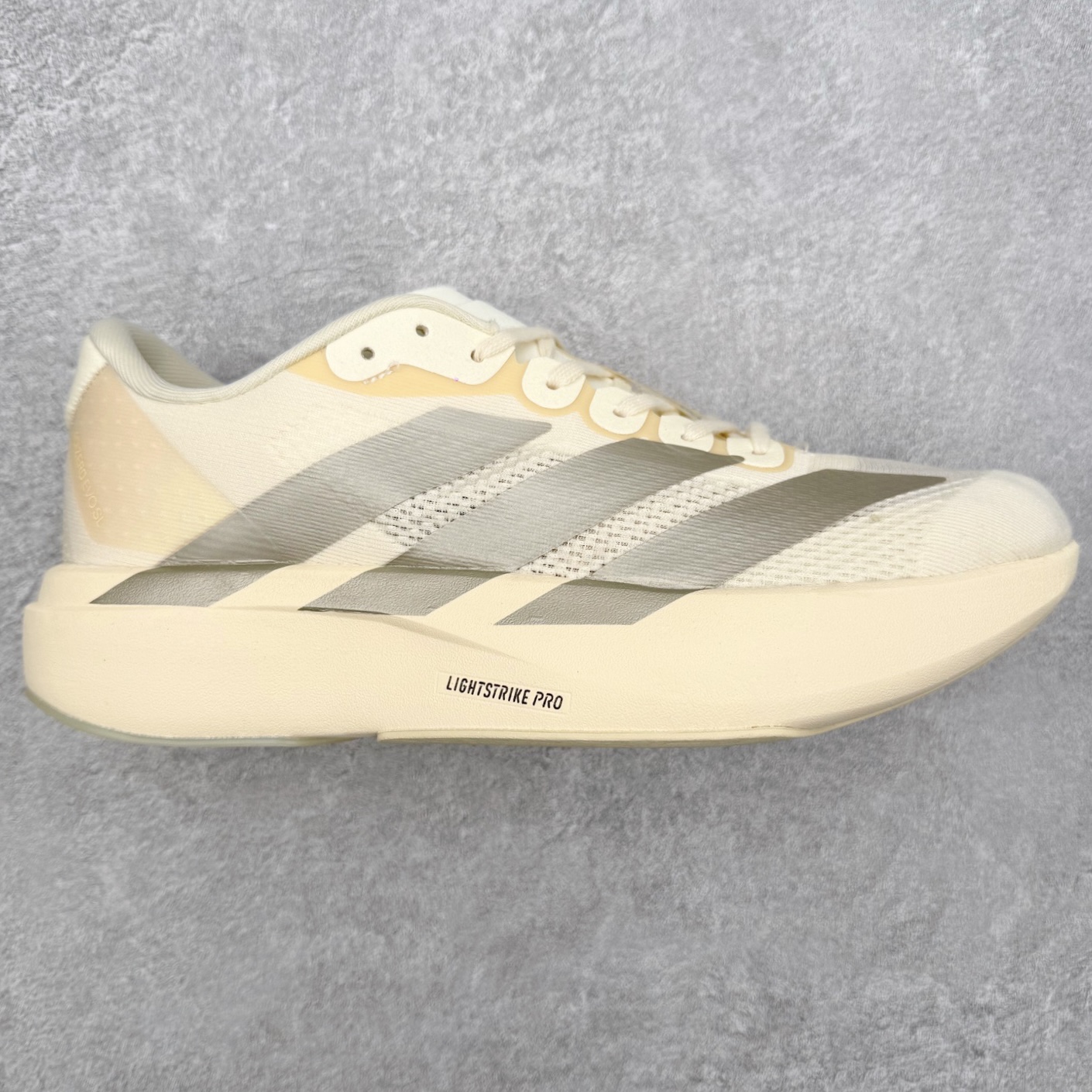 ＃福利特价 AD Adizero EVO SL 马拉松竞速专业跑鞋 CELERMESH针织网面非常轻薄 纤维间的缝隙很大 可以保证跑步时的透气、排汗效果 鞋舌直接与两侧的内衬和鞋底连接在一起 在跑步过程中不会被鞋舌的左右移动所困扰 在标准鞋带孔的基础上再拓宽一组鞋带孔 适合不同脚型的需求 突破性 EnergyRods 技术，有助于跑者实现更好的成绩 中底独特的LIGHTSTRIKE PRO泡棉材质 微弹感觉在跑步过程中给予了良好的支撑体验 对于顶级精英和高水平进阶跑者来说 ADIOS PRO是一双值得信赖的竞速比赛用鞋 尺码：36 36.5 37.5 38 38.5 39 40 40.5 41 42 42.5 43 44 44.5 45-选品中心