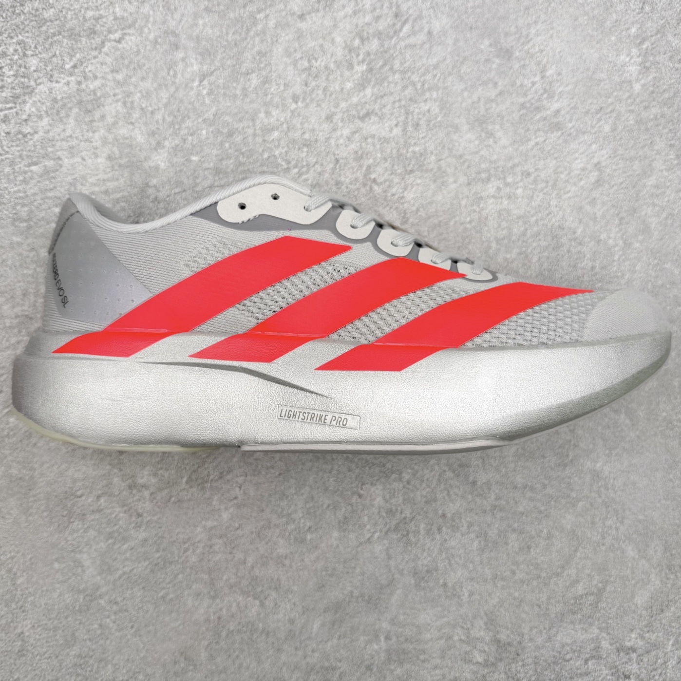 ＃福利特价 AD Adizero EVO SL 马拉松竞速专业跑鞋 CELERMESH针织网面非常轻薄 纤维间的缝隙很大 可以保证跑步时的透气、排汗效果 鞋舌直接与两侧的内衬和鞋底连接在一起 在跑步过程中不会被鞋舌的左右移动所困扰 在标准鞋带孔的基础上再拓宽一组鞋带孔 适合不同脚型的需求 突破性 EnergyRods 技术，有助于跑者实现更好的成绩 中底独特的LIGHTSTRIKE PRO泡棉材质 微弹感觉在跑步过程中给予了良好的支撑体验 对于顶级精英和高水平进阶跑者来说 ADIOS PRO是一双值得信赖的竞速比赛用鞋 尺码：36 36.5 37.5 38 38.5 39 40 40.5 41 42 42.5 43 44 44.5 45-选品中心