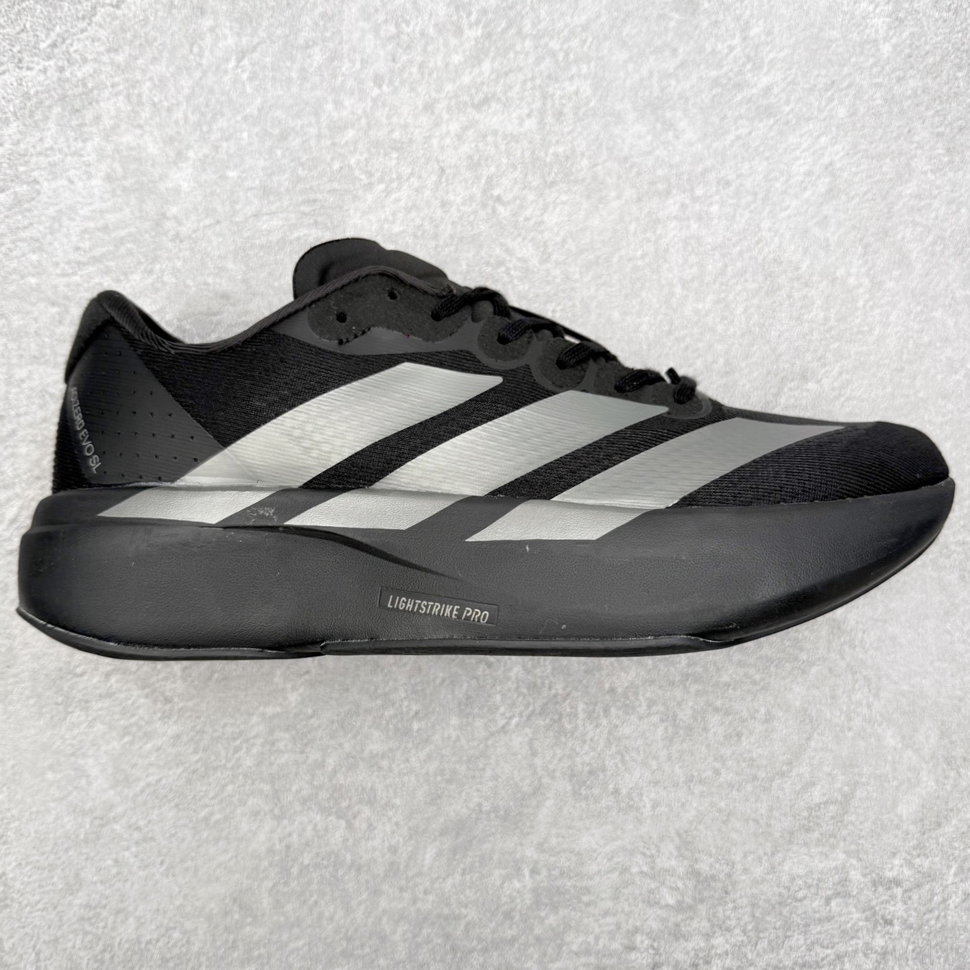 ＃福利特价 AD Adizero EVO SL 马拉松竞速专业跑鞋 CELERMESH针织网面非常轻薄 纤维间的缝隙很大 可以保证跑步时的透气、排汗效果 鞋舌直接与两侧的内衬和鞋底连接在一起 在跑步过程中不会被鞋舌的左右移动所困扰 在标准鞋带孔的基础上再拓宽一组鞋带孔 适合不同脚型的需求 突破性 EnergyRods 技术，有助于跑者实现更好的成绩 中底独特的LIGHTSTRIKE PRO泡棉材质 微弹感觉在跑步过程中给予了良好的支撑体验 对于顶级精英和高水平进阶跑者来说 ADIOS PRO是一双值得信赖的竞速比赛用鞋 尺码：36 36.5 37.5 38 38.5 39 40 40.5 41 42 42.5 43 44 44.5 45-选品中心