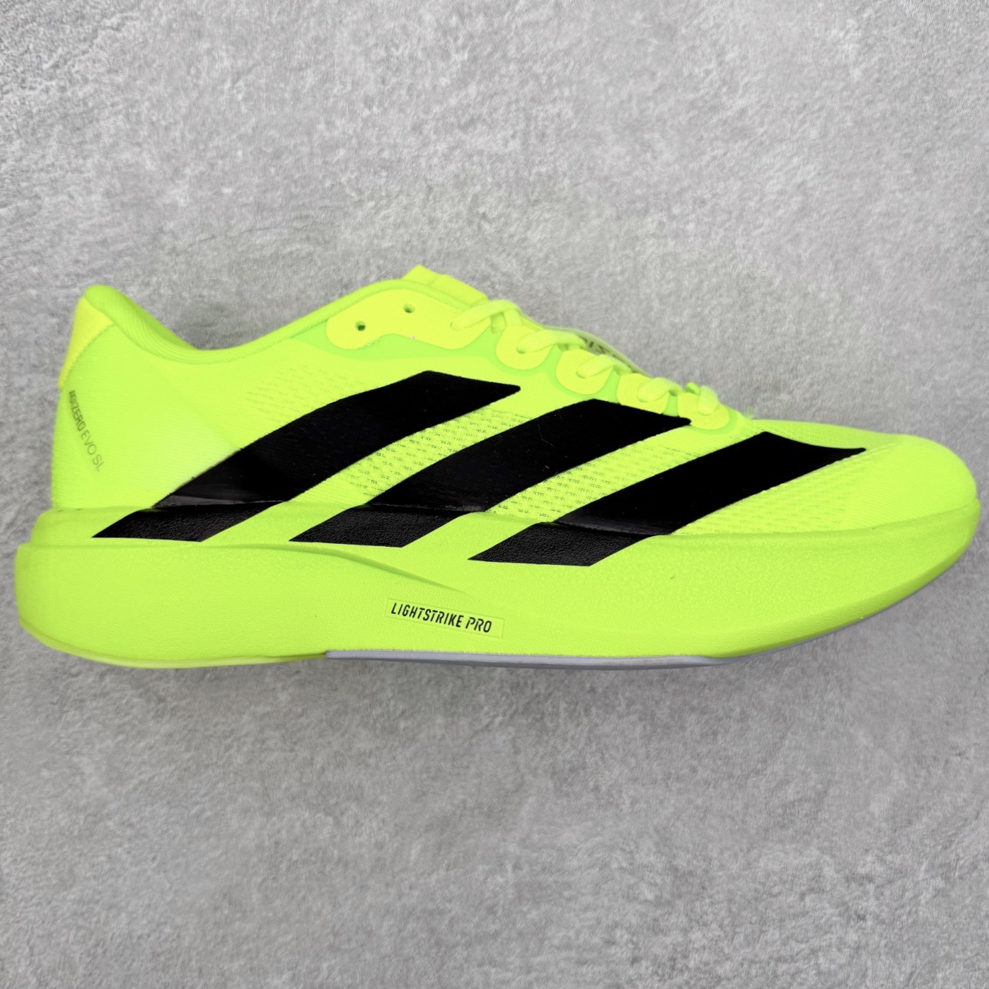 ＃福利特价 AD Adizero EVO SL 马拉松竞速专业跑鞋 CELERMESH针织网面非常轻薄 纤维间的缝隙很大 可以保证跑步时的透气、排汗效果 鞋舌直接与两侧的内衬和鞋底连接在一起 在跑步过程中不会被鞋舌的左右移动所困扰 在标准鞋带孔的基础上再拓宽一组鞋带孔 适合不同脚型的需求 突破性 EnergyRods 技术，有助于跑者实现更好的成绩 中底独特的LIGHTSTRIKE PRO泡棉材质 微弹感觉在跑步过程中给予了良好的支撑体验 对于顶级精英和高水平进阶跑者来说 ADIOS PRO是一双值得信赖的竞速比赛用鞋 尺码：36 36.5 37.5 38 38.5 39 40 40.5 41 42 42.5 43 44 44.5 45-选品中心